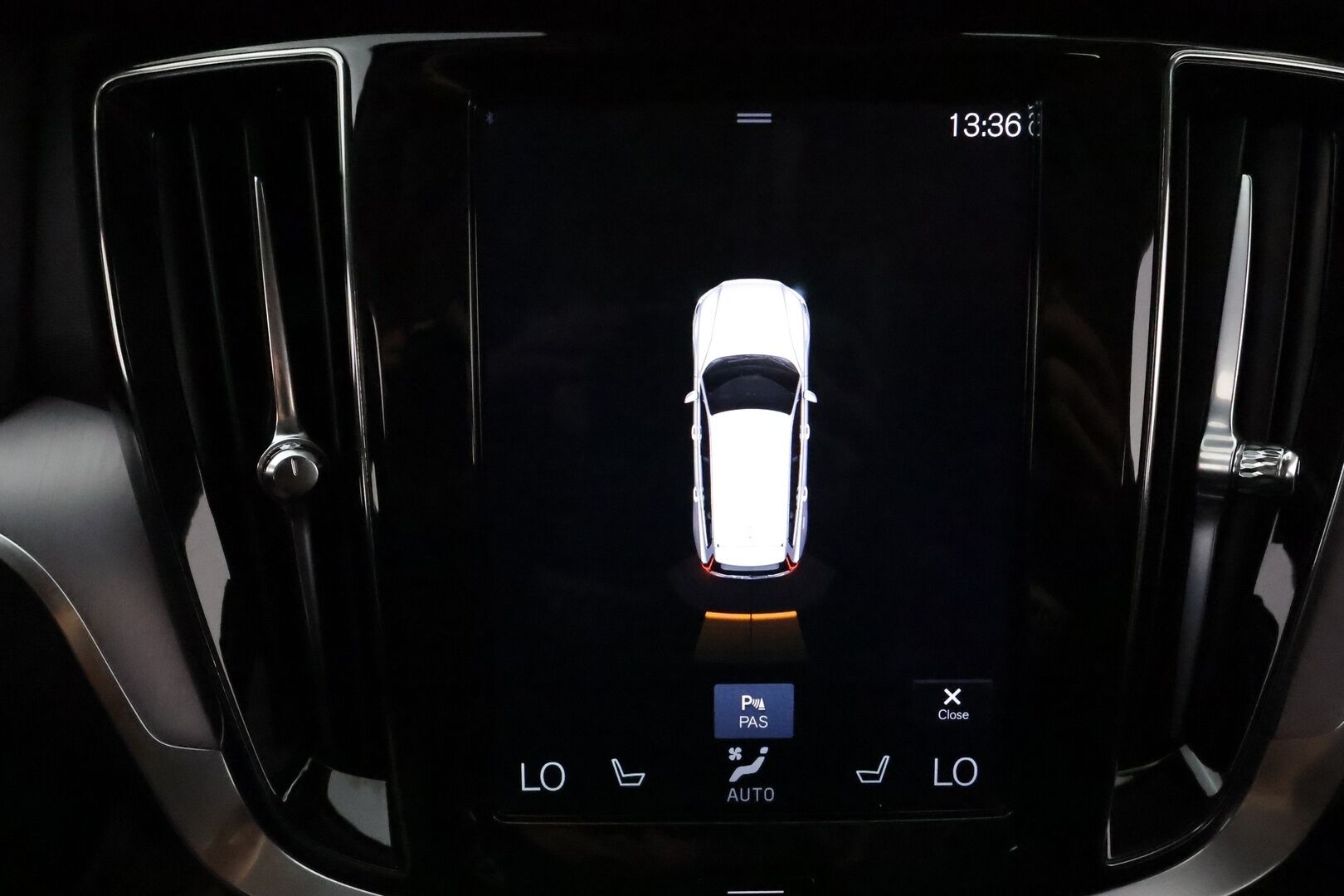 Volvo V60 2019 D3 AWD Momentum **ACC / LED / Koukku / P.tutka / Digimittaristo / Navi** - Kahdet renkaat aluvanteilla