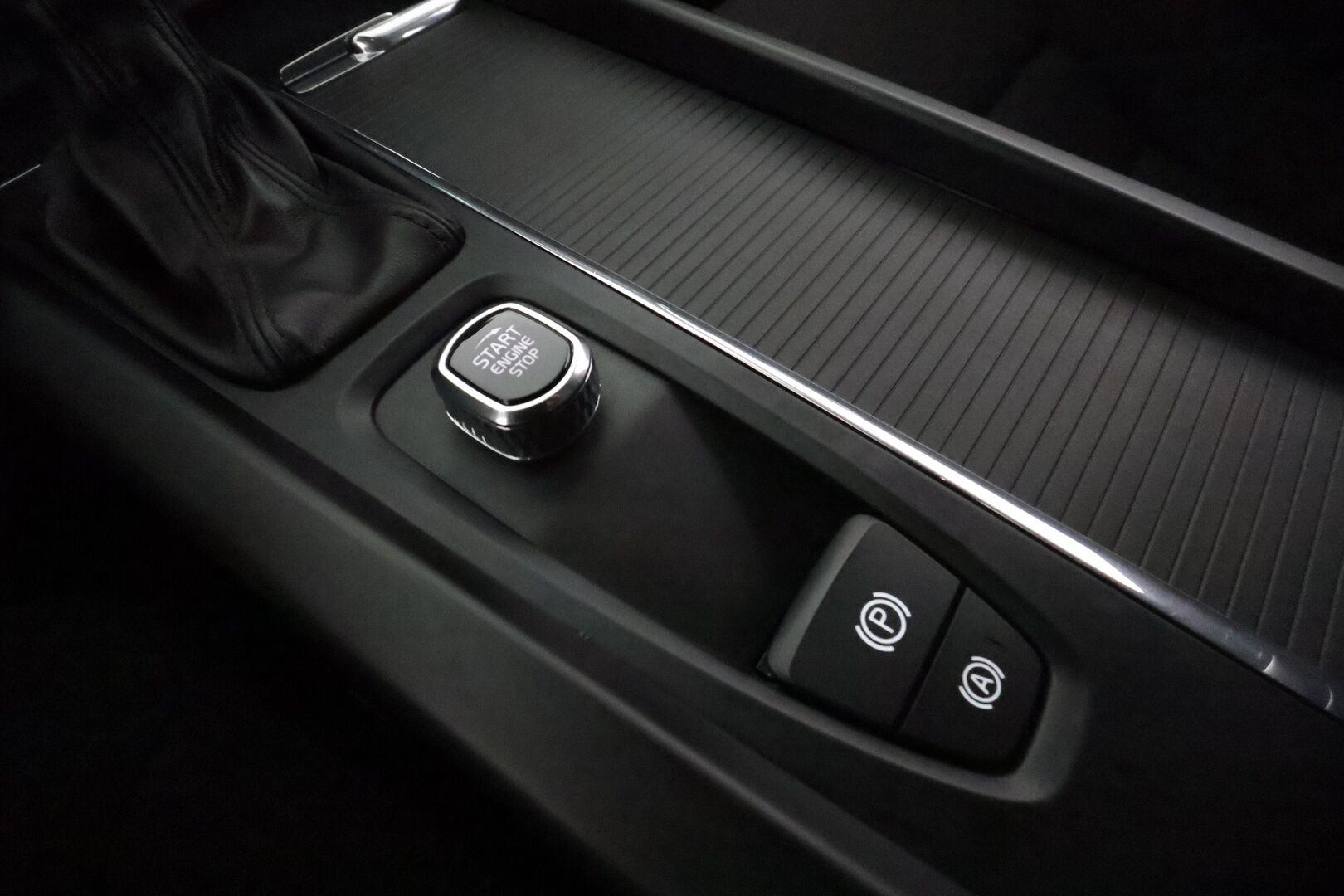 Volvo V60 2019 D3 AWD Momentum **ACC / LED / Koukku / P.tutka / Digimittaristo / Navi** - Kahdet renkaat aluvanteilla