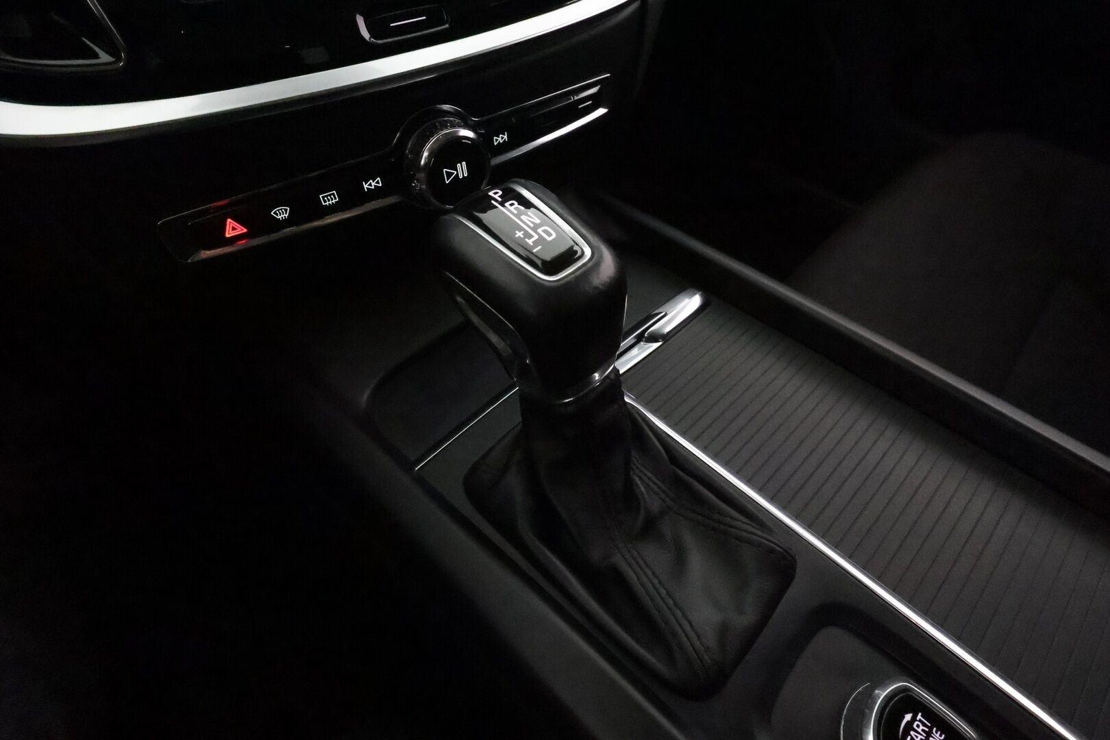Volvo V60 2019 D3 AWD Momentum **ACC / LED / Koukku / P.tutka / Digimittaristo / Navi** - Kahdet renkaat aluvanteilla