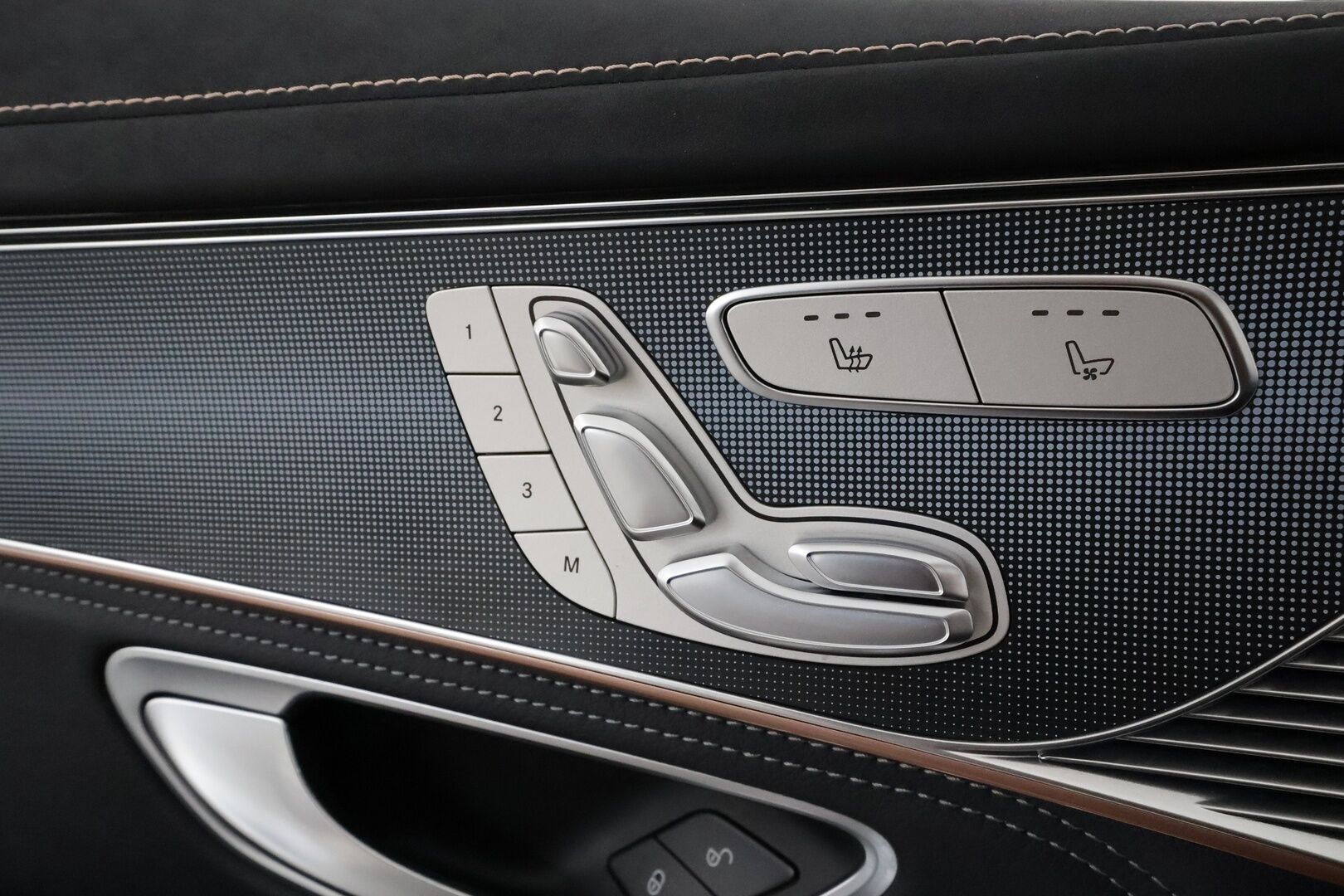 MERCEDES-BENZ EQC 2021 400 4Matic **Distronic+ / Burmester / Muistipenkit / Lasikattoluukku / Multibeam LED / Ilmastoidut nahat / Navi / Widescreen / 360°** - 3,99 % KORKOTARJOUS TÄHÄN AUTOON 14.9. ASTI! - HUD / Hierovat etuistuimet / Huippuvarusteet!