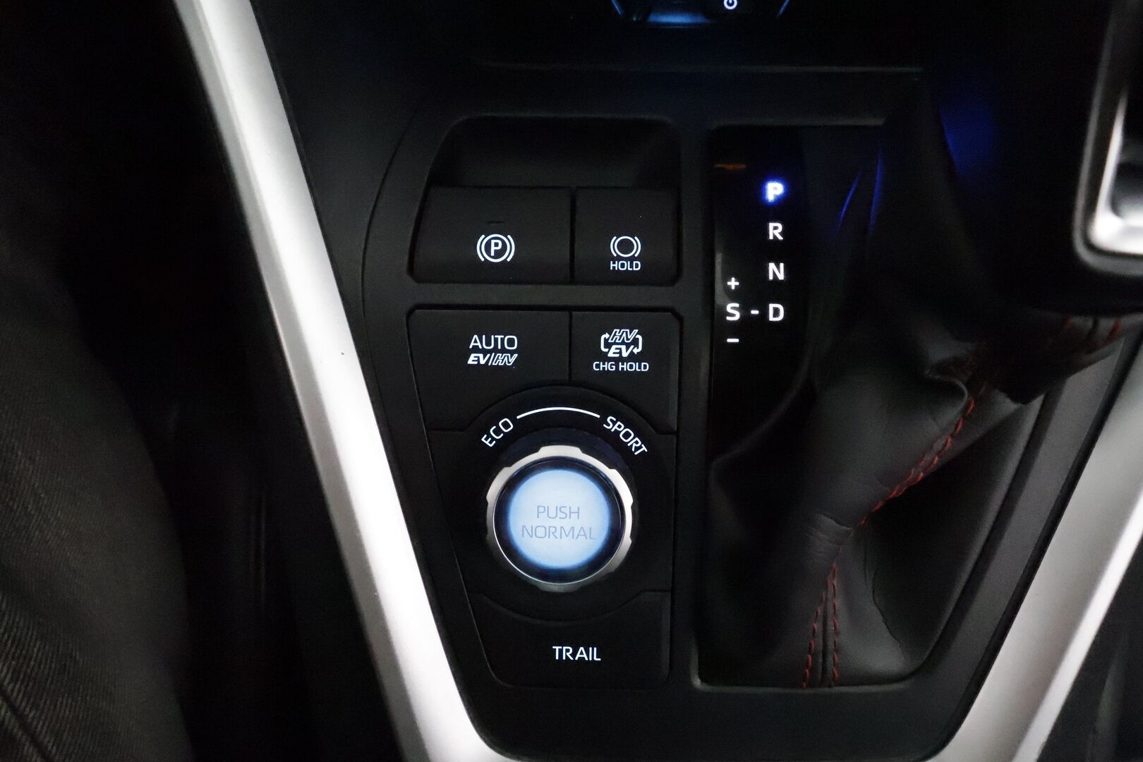 TOYOTA RAV4 PLUG-IN 2020 Hybrid 2,5 AWD-i Premium * Adapt.Vakkari / Ilmastoitu Muistipenkki / HUD / 360-Kamera / LED / KeylessGo - 2x Latauskaapelit / 2x vanteet / Merkkihuollettu / Huippuvarusteet!
