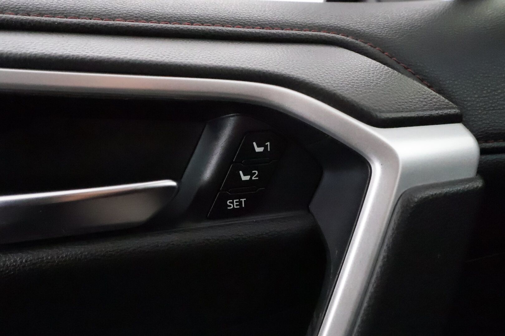 TOYOTA RAV4 PLUG-IN 2020 Hybrid 2,5 AWD-i Premium * Adapt.Vakkari / Ilmastoitu Muistipenkki / HUD / 360-Kamera / LED / KeylessGo - 2x Latauskaapelit / 2x vanteet / Merkkihuollettu / Huippuvarusteet!