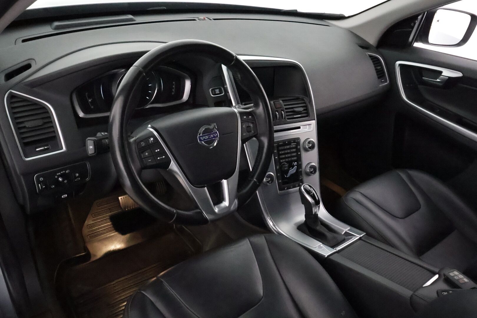 Volvo XC60 2017 D4 AWD Classic Summum aut **Webasto / Panorama / ACC / Xenon-valot / Muistipenkki / P.Kamera / Navi / Kaistavahti** - **HUIPPU KAMOILLA**