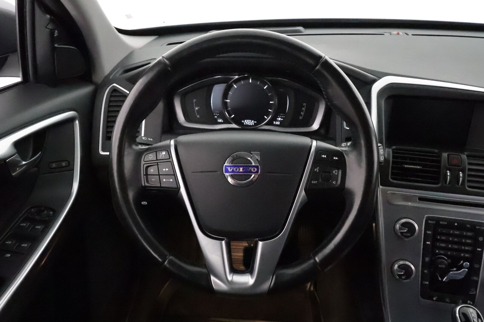 Volvo XC60 2017 D4 AWD Classic Summum aut **Webasto / Panorama / ACC / Xenon-valot / Muistipenkki / P.Kamera / Navi / Kaistavahti** - **HUIPPU KAMOILLA**