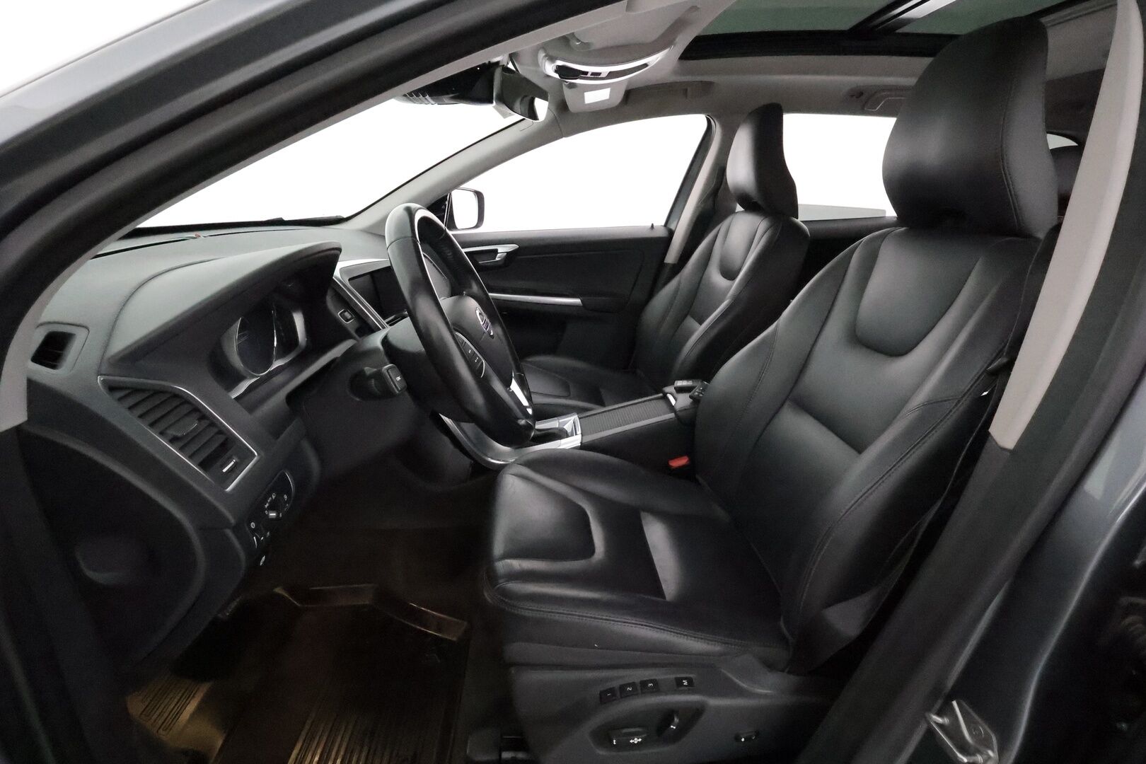 Volvo XC60 2017 D4 AWD Business Classic Summum aut * Webasto / Panorama / Adapt.Vakkari / Peruutuskamera / Muistipenkki / Sensus Navi * - Nahkasisusta / Ratinlämmitys / Ei AdBlue / HUIPPUVARUSTEET!
