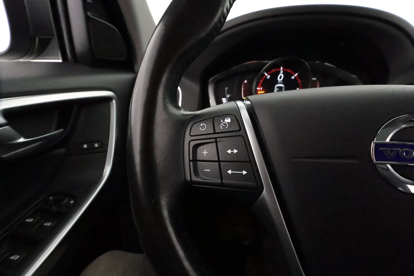 Volvo XC60 2017 D4 AWD Classic Summum aut **Webasto / Panorama / ACC / Xenon-valot / Muistipenkki / P.Kamera / Navi / Kaistavahti** - **HUIPPU KAMOILLA**