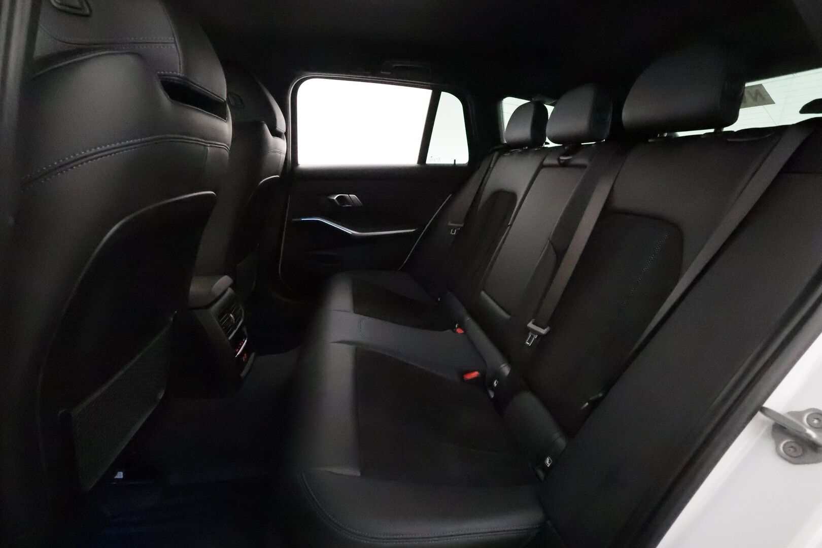 BMW 330 2021 G21 Touring 330e xDrive Business M Sport * Adapt.Vakkari / HiFi / Vetokoukku / Sporttipenkki Muistilla / Peruutuskamera - Kahdet renkaat / Merkkihuollettu / LED / Näyttävä Yksilö!