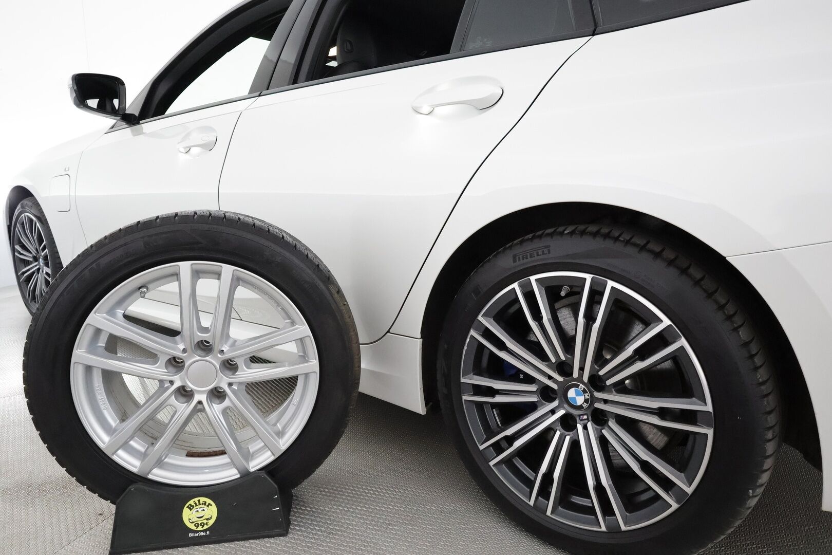 BMW 330 2021 G21 Touring 330e xDrive Business M Sport * Adapt.Vakkari / HiFi / Vetokoukku / Sporttipenkki Muistilla / Peruutuskamera - Kahdet renkaat / Merkkihuollettu / LED / Näyttävä Yksilö!