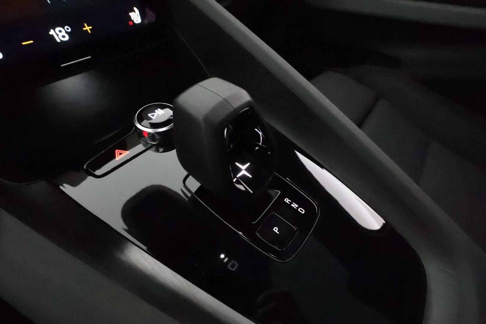 POLESTAR 2 2024 Long range Dual motor 310kW **H&K / Lasikatto / ILP / Koukku / ACC / 360° / Pixel-LED / Sporttipenkki Muistilla / Navi** - 3,99 % KORKOTARJOUS TÄHÄN AUTOON 23.9. ASTI! - Akku kuntotarkastettu! / Pilot&Plus / Kahdet Renkaat