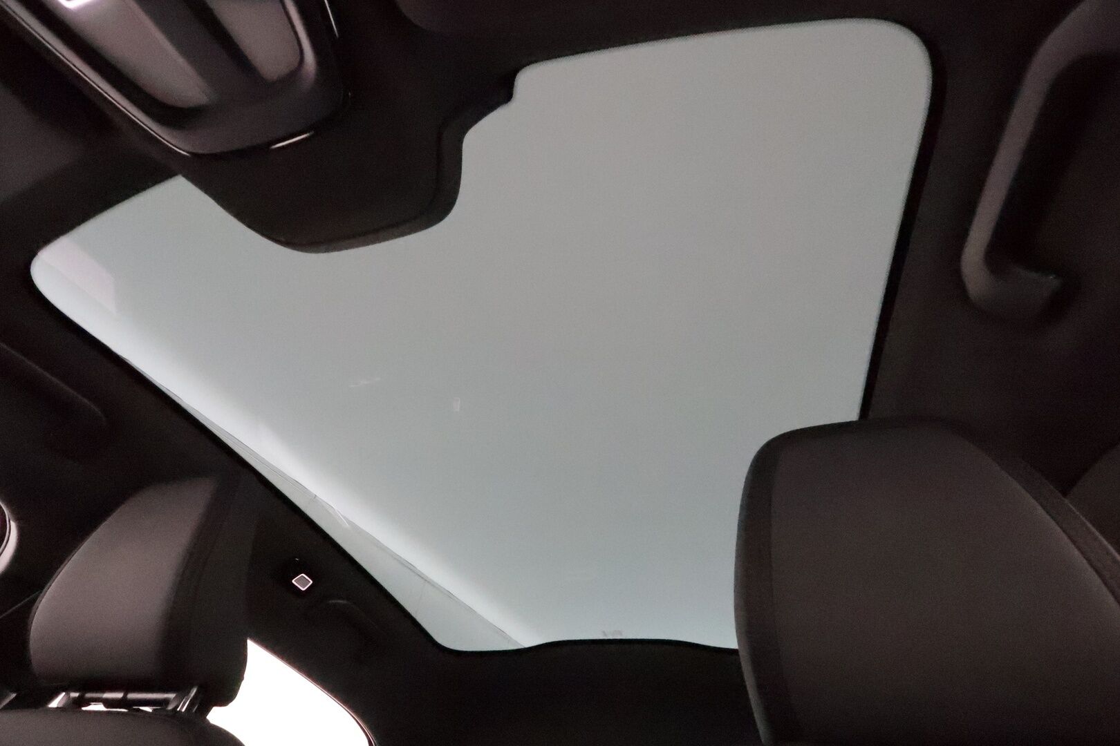 POLESTAR 2 2024 Long range Dual motor 310kW **H&K / Lasikatto / ILP / Koukku / ACC / 360° / Pixel-LED / Sporttipenkki Muistilla / Navi** - 3,99 % KORKOTARJOUS TÄHÄN AUTOON 23.9. ASTI! - Akku kuntotarkastettu! / Pilot&Plus / Kahdet Renkaat