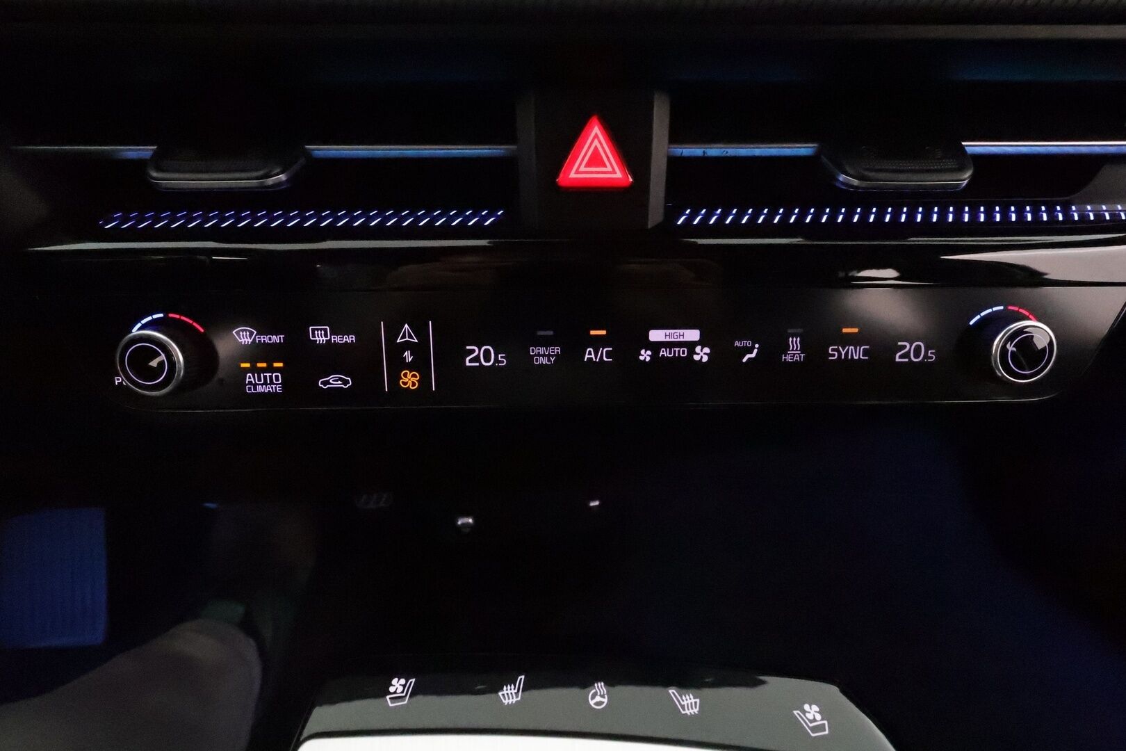 KIA EV6 2022 77,4kWh AWD GT-Line **ACC / HUD / 360° / Koukku / Muistipenkki / ILP / Ilmastoidut penkit / Meridian** - 3,99 % KORKOTARJOUS TÄHÄN AUTOON 28.9. ASTI! - Akku kuntotarkastettu SoH 96,2% / Merkkihuollettu