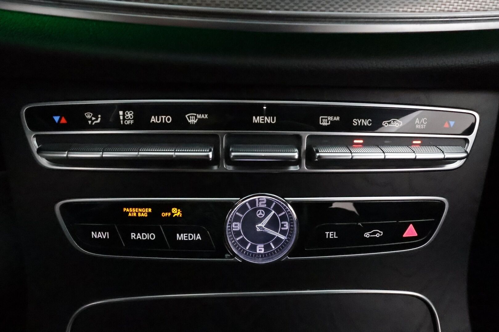 MERCEDES-BENZ E 2020 220 d 4Matic T A Premium Business AMG **Vakkari / Burmester / Koukku / 360° / Multibeam LED / Widescreen** - 3,99 % KORKOTARJOUS TÄHÄN AUTOON 21.9. ASTI! - Kahdet renkaat aluvanteilla