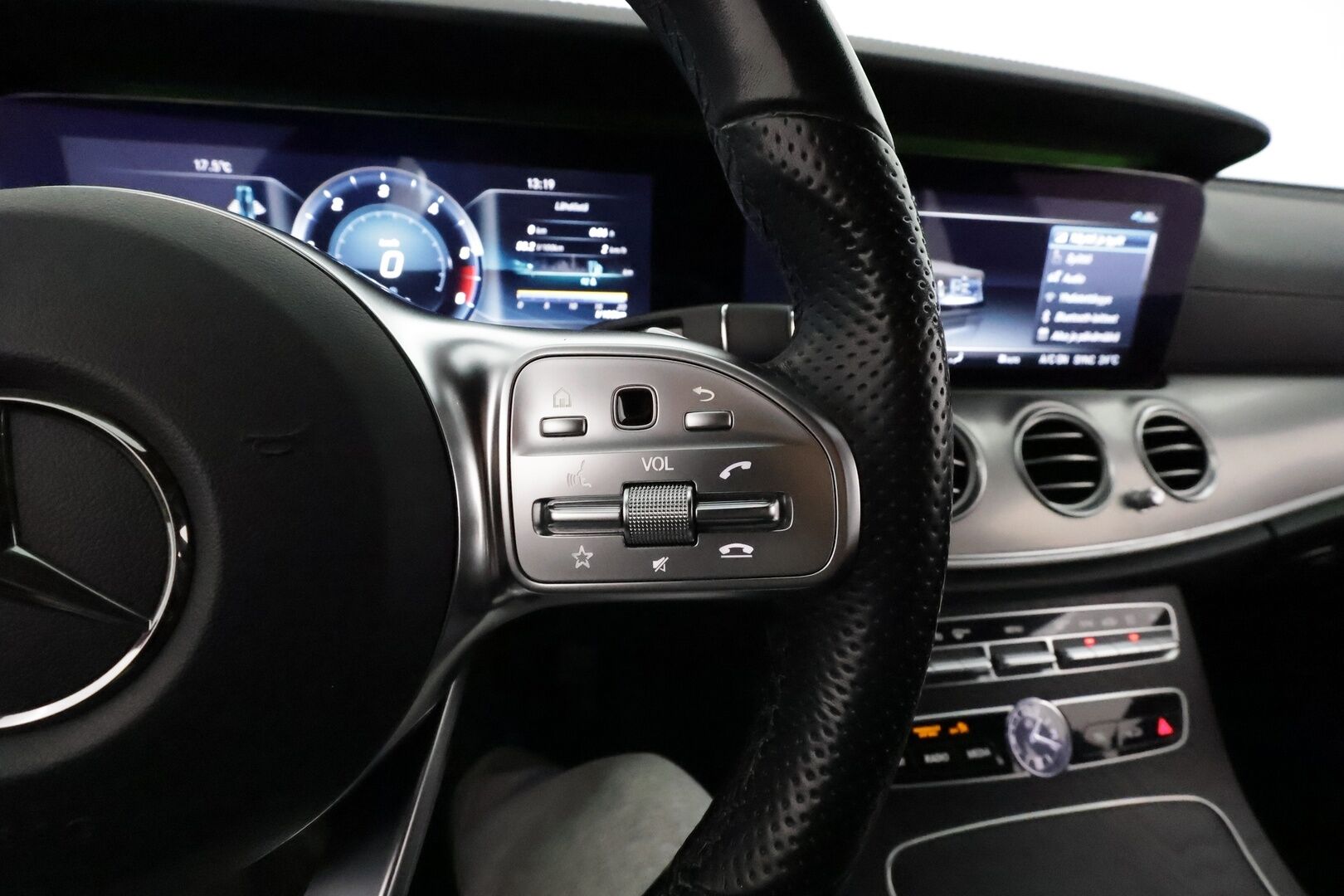 MERCEDES-BENZ E 2020 220 d 4Matic T A Premium Business AMG **Vakkari / Burmester / Koukku / 360° / Multibeam LED / Widescreen** - 3,99 % KORKOTARJOUS TÄHÄN AUTOON 21.9. ASTI! - Kahdet renkaat aluvanteilla