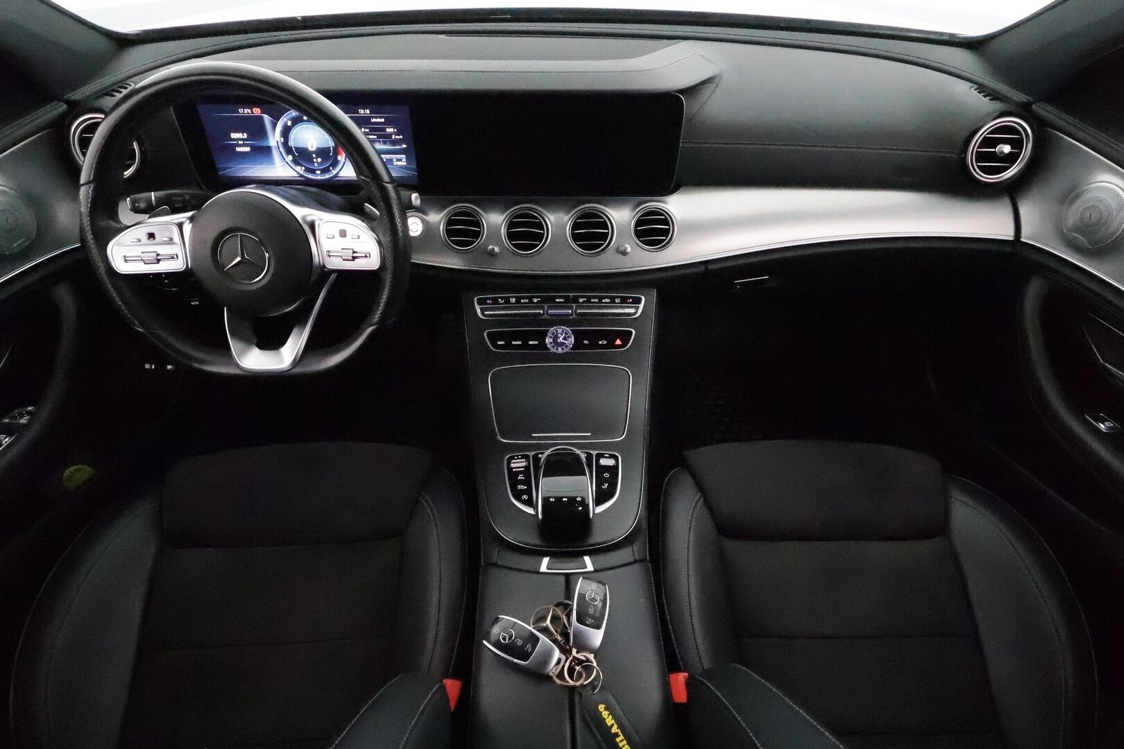 MERCEDES-BENZ E 2020 220 d 4Matic T A Premium Business AMG **Vakkari / Burmester / Koukku / 360° / Multibeam LED / Widescreen** - 3,99 % KORKOTARJOUS TÄHÄN AUTOON 21.9. ASTI! - Kahdet renkaat aluvanteilla