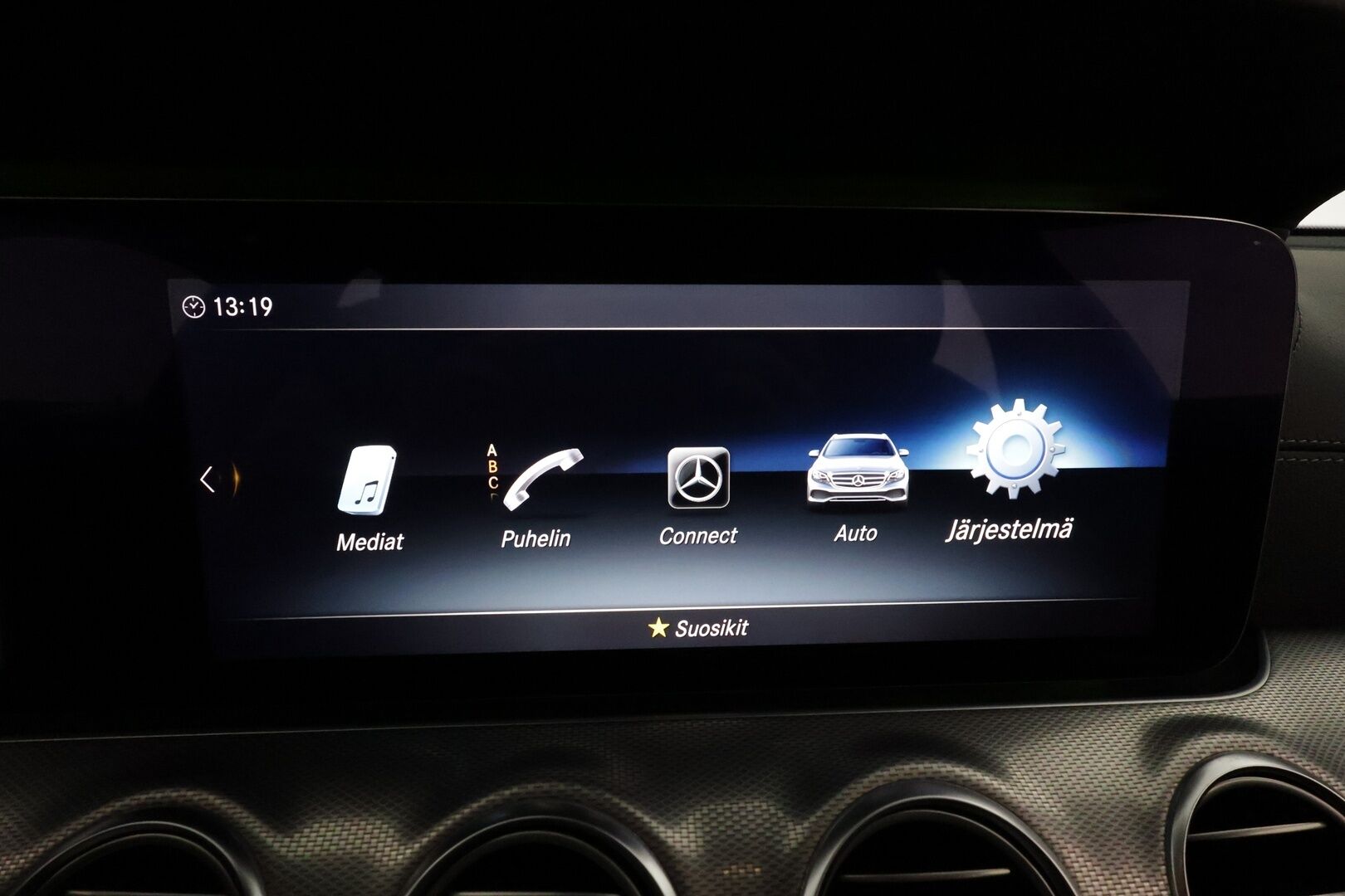 MERCEDES-BENZ E 2020 220 d 4Matic T A Premium Business AMG **Vakkari / Burmester / Koukku / 360° / Multibeam LED / Widescreen** - 3,99 % KORKOTARJOUS TÄHÄN AUTOON 21.9. ASTI! - Kahdet renkaat aluvanteilla