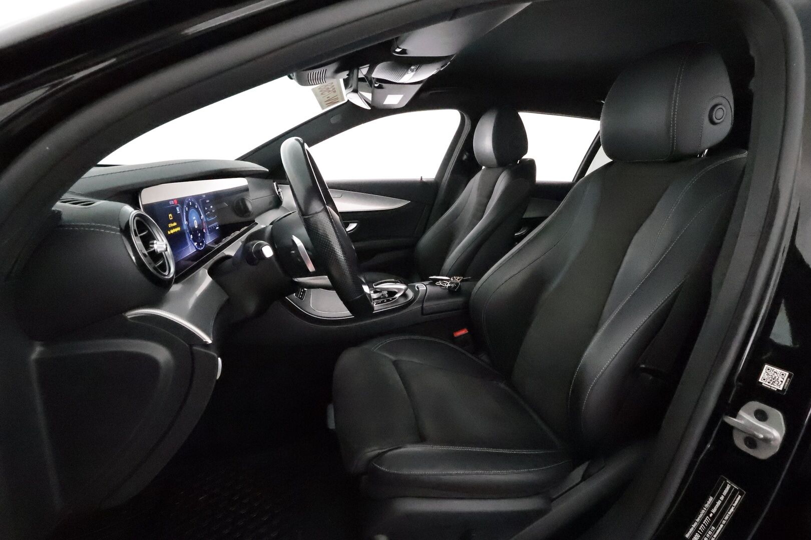 MERCEDES-BENZ E 2020 220 d 4Matic T A Premium Business AMG **Vakkari / Burmester / Koukku / 360° / Multibeam LED / Widescreen** - 3,99 % KORKOTARJOUS TÄHÄN AUTOON 21.9. ASTI! - Kahdet renkaat aluvanteilla