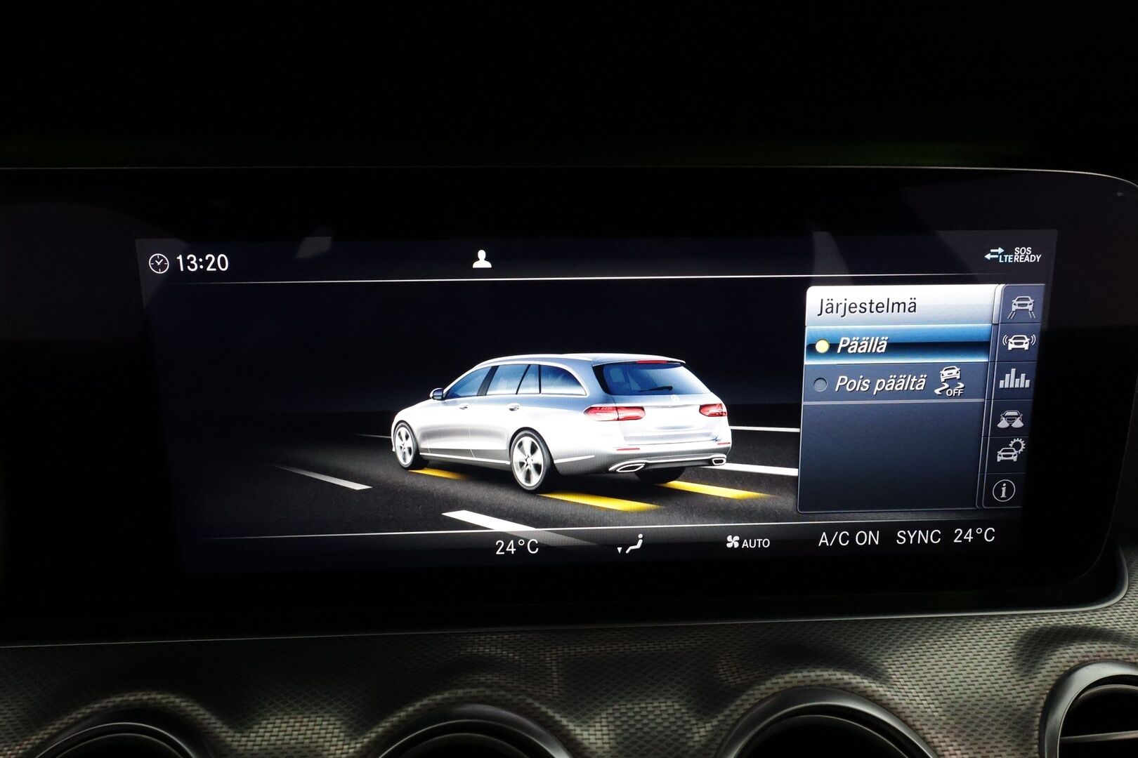 MERCEDES-BENZ E 2020 220 d 4Matic T A Premium Business AMG **Vakkari / Burmester / Koukku / 360° / Multibeam LED / Widescreen** - 3,99 % KORKOTARJOUS TÄHÄN AUTOON 21.9. ASTI! - Kahdet renkaat aluvanteilla