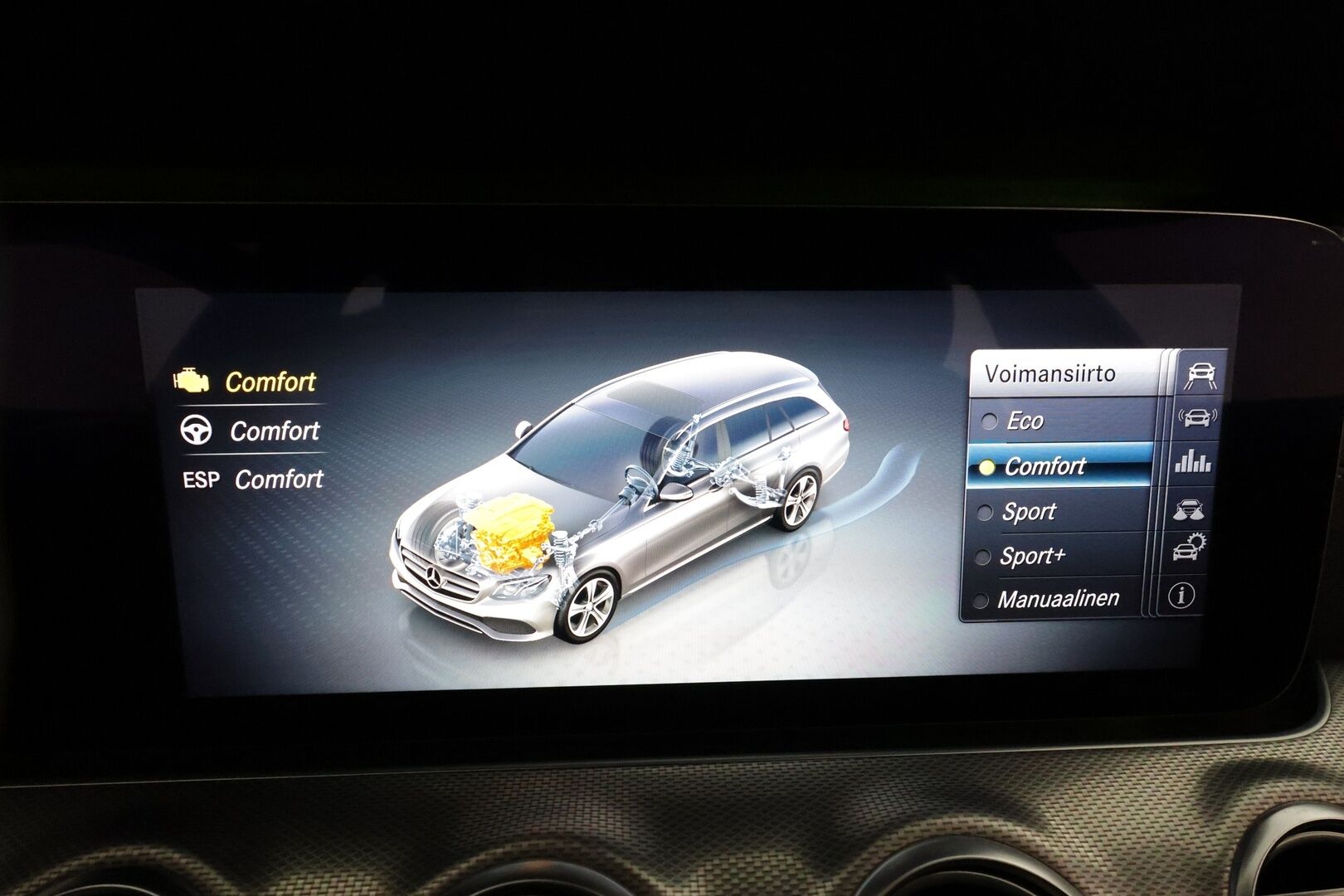 MERCEDES-BENZ E 2020 220 d 4Matic T A Premium Business AMG **Vakkari / Burmester / Koukku / 360° / Multibeam LED / Widescreen** - 3,99 % KORKOTARJOUS TÄHÄN AUTOON 21.9. ASTI! - Kahdet renkaat aluvanteilla