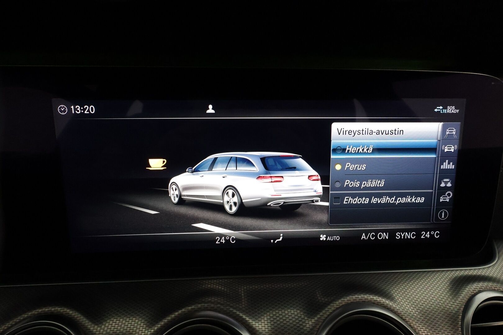 MERCEDES-BENZ E 2020 220 d 4Matic T A Premium Business AMG **Vakkari / Burmester / Koukku / 360° / Multibeam LED / Widescreen** - 3,99 % KORKOTARJOUS TÄHÄN AUTOON 21.9. ASTI! - Kahdet renkaat aluvanteilla