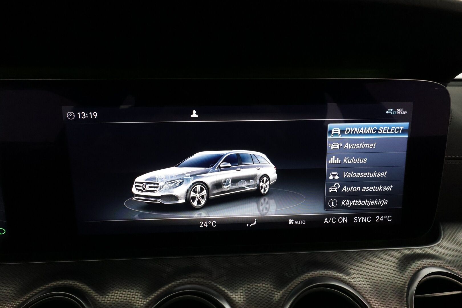 MERCEDES-BENZ E 2020 220 d 4Matic T A Premium Business AMG **Vakkari / Burmester / Koukku / 360° / Multibeam LED / Widescreen** - 3,99 % KORKOTARJOUS TÄHÄN AUTOON 21.9. ASTI! - Kahdet renkaat aluvanteilla