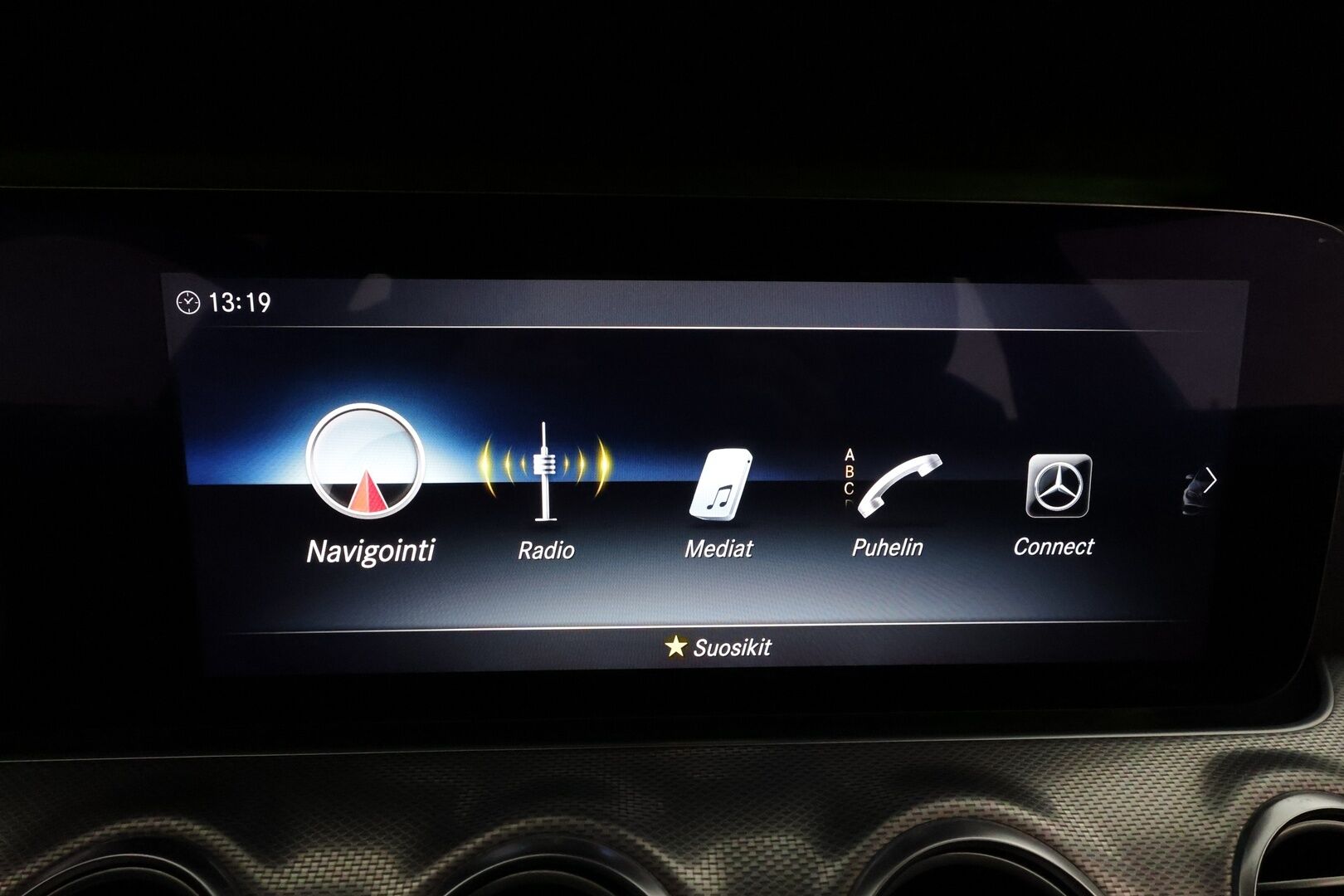 MERCEDES-BENZ E 2020 220 d 4Matic T A Premium Business AMG **Vakkari / Burmester / Koukku / 360° / Multibeam LED / Widescreen** - 3,99 % KORKOTARJOUS TÄHÄN AUTOON 21.9. ASTI! - Kahdet renkaat aluvanteilla