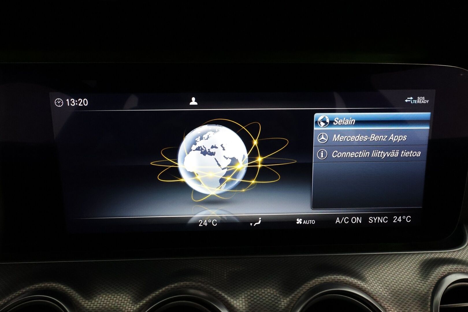 MERCEDES-BENZ E 2020 220 d 4Matic T A Premium Business AMG **Vakkari / Burmester / Koukku / 360° / Multibeam LED / Widescreen** - 3,99 % KORKOTARJOUS TÄHÄN AUTOON 21.9. ASTI! - Kahdet renkaat aluvanteilla