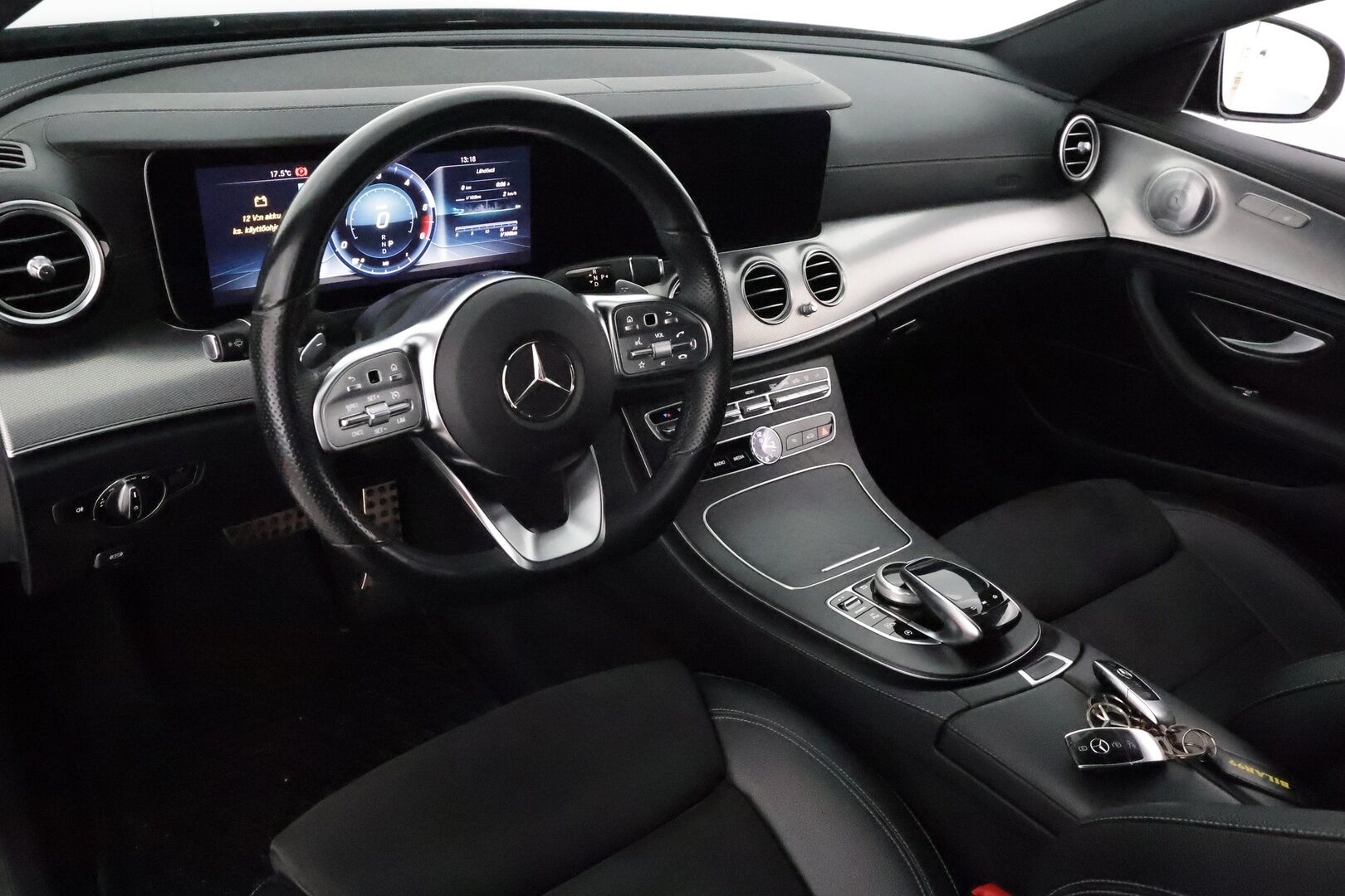 MERCEDES-BENZ E 2020 220 d 4Matic T A Premium Business AMG **Vakkari / Burmester / Koukku / 360° / Multibeam LED / Widescreen** - 3,99 % KORKOTARJOUS TÄHÄN AUTOON 21.9. ASTI! - Kahdet renkaat aluvanteilla