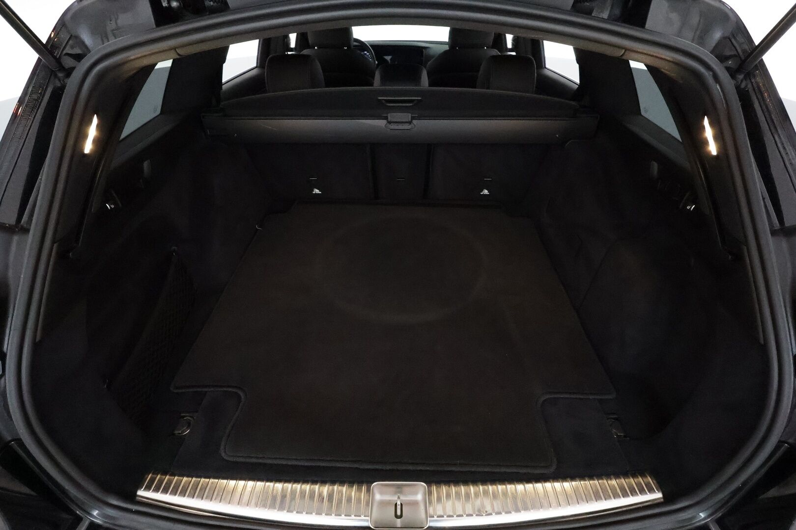 MERCEDES-BENZ E 2020 220 d 4Matic T A Premium Business AMG **Vakkari / Burmester / Koukku / 360° / Multibeam LED / Widescreen** - 3,99 % KORKOTARJOUS TÄHÄN AUTOON 21.9. ASTI! - Kahdet renkaat aluvanteilla
