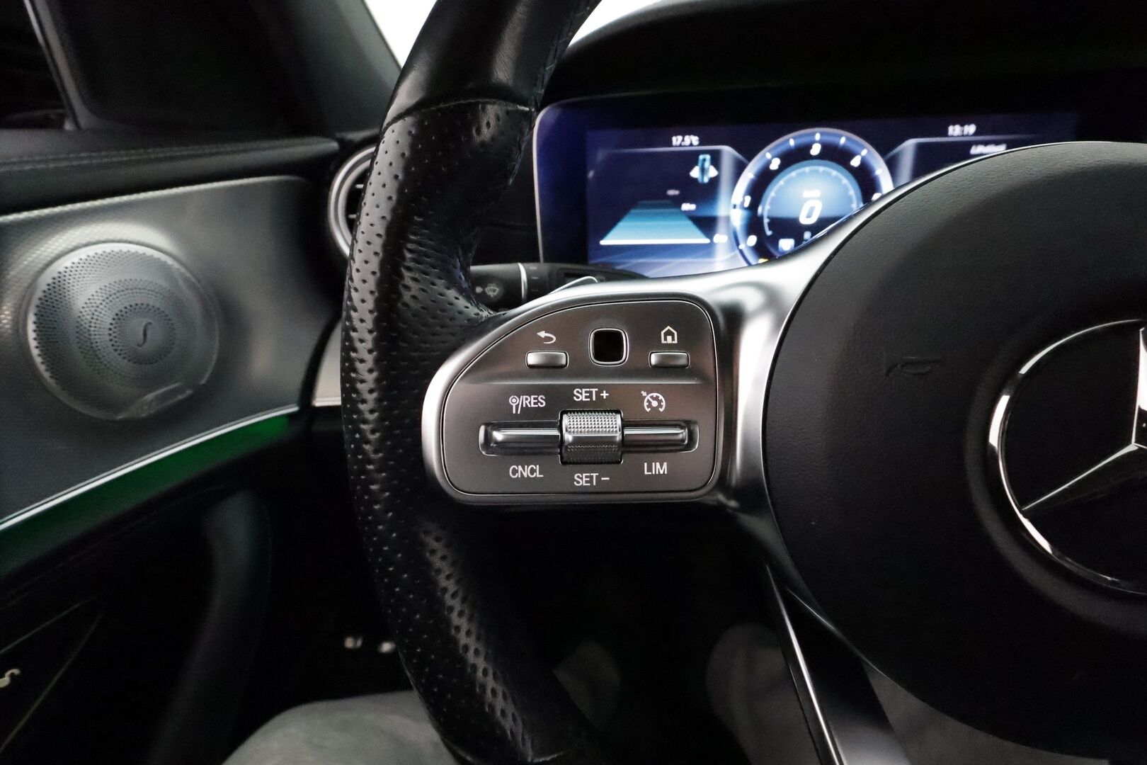 MERCEDES-BENZ E 2020 220 d 4Matic T A Premium Business AMG **Vakkari / Burmester / Koukku / 360° / Multibeam LED / Widescreen** - 3,99 % KORKOTARJOUS TÄHÄN AUTOON 21.9. ASTI! - Kahdet renkaat aluvanteilla
