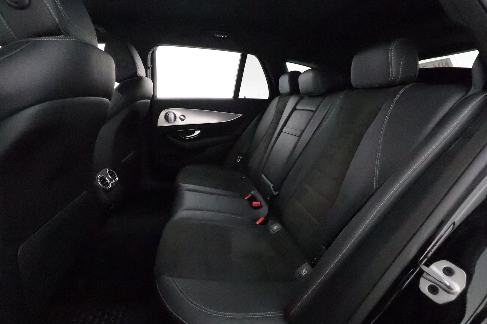 MERCEDES-BENZ E 2020 220 d 4Matic T A Premium Business AMG **Vakkari / Burmester / Koukku / 360° / Multibeam LED / Widescreen** - 3,99 % KORKOTARJOUS TÄHÄN AUTOON 21.9. ASTI! - Kahdet renkaat aluvanteilla