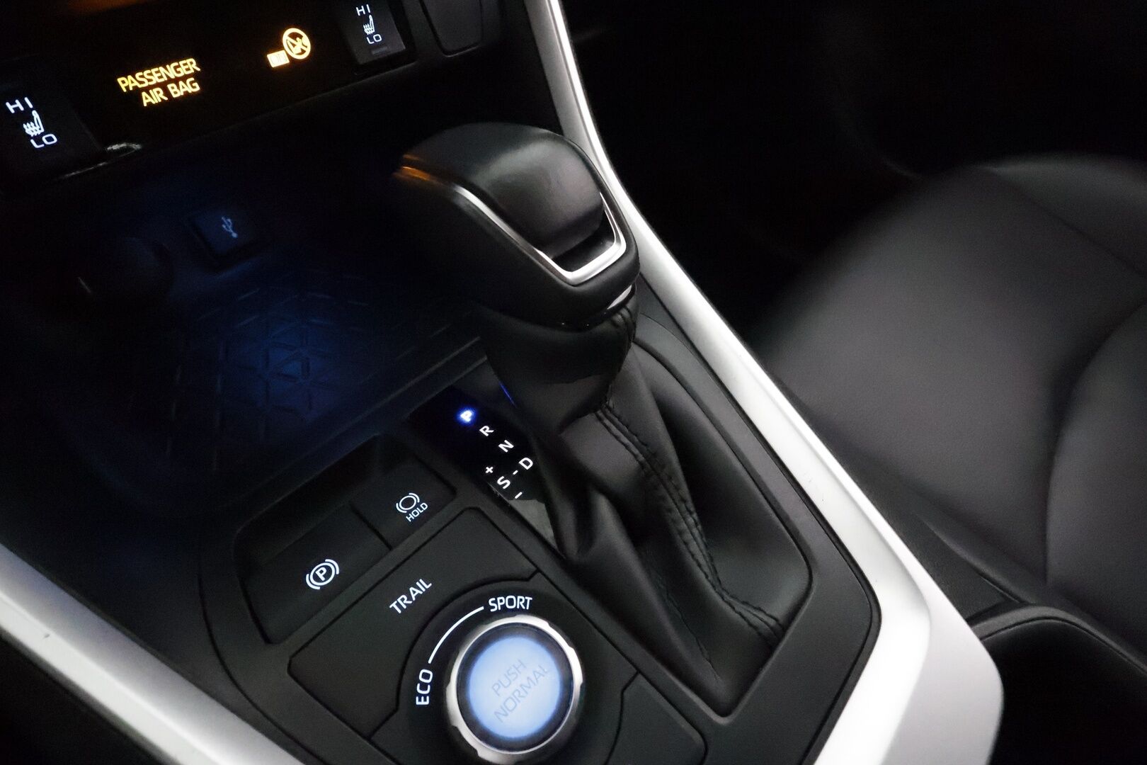 TOYOTA RAV4 2022 2.5 Hybrid AWD-i Premium *ACC / Koukku / Muistipenkki / Lohkolämmitin / P.kamera / Nahat / LED / Facelift* - Merkkilikkeen huoltama / Sähk. takaluukku