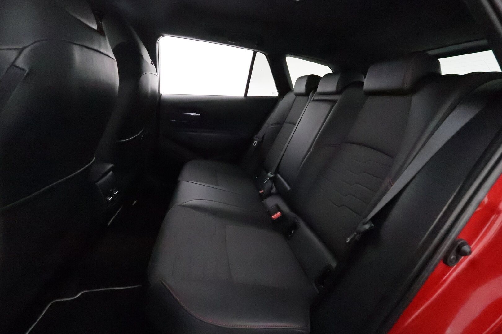 TOYOTA COROLLA 2019 Touring Sports 1,8 Hybrid Executive *HUD / ACC / P.kamera / LED / KeylessGo / Koukku / Lohkolämmitin / Sporttipenkit* - Kahdet renkaat aluvanteilla