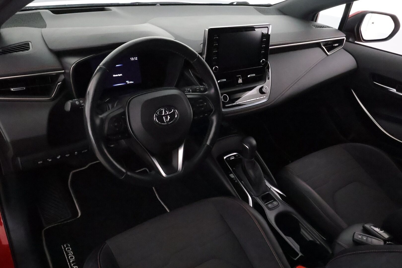 TOYOTA COROLLA 2019 Touring Sports 1,8 Hybrid Executive *HUD / ACC / P.kamera / LED / KeylessGo / Koukku / Lohkolämmitin / Sporttipenkit* - Kahdet renkaat aluvanteilla