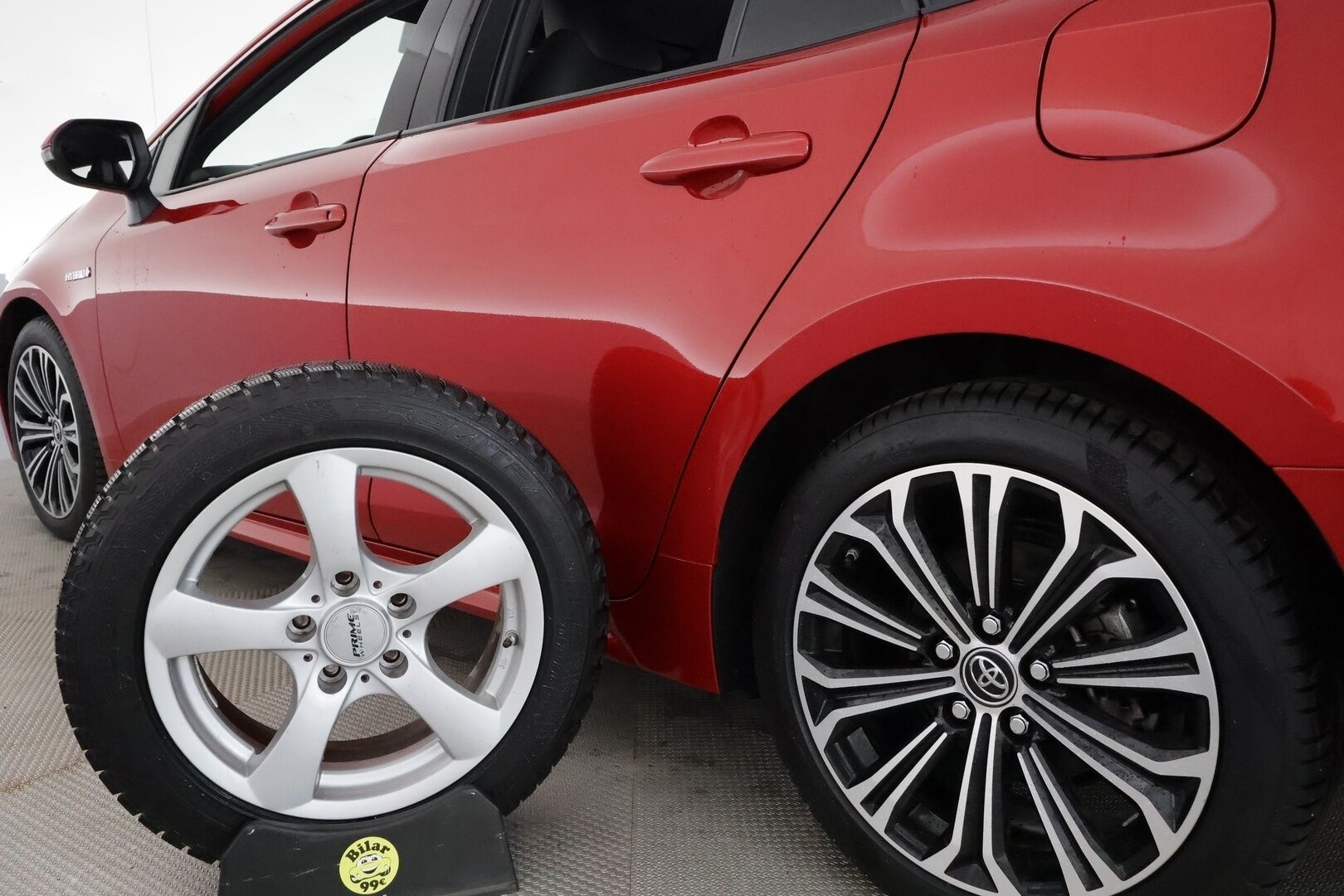 TOYOTA COROLLA 2019 Touring Sports 1,8 Hybrid Executive *HUD / ACC / P.kamera / LED / KeylessGo / Koukku / Lohkolämmitin / Sporttipenkit* - Kahdet renkaat aluvanteilla