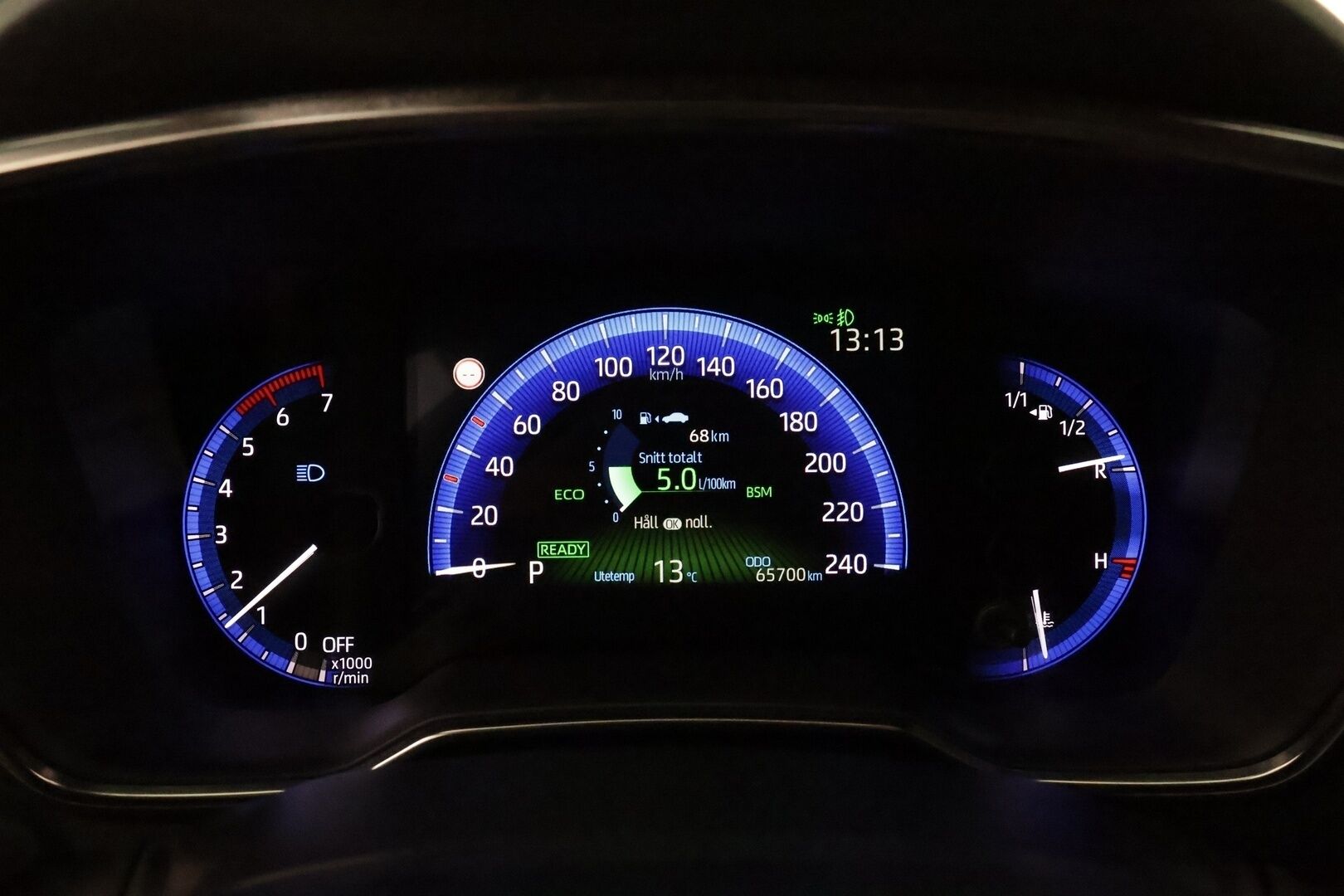 TOYOTA COROLLA 2019 Touring Sports 1,8 Hybrid Executive *HUD / ACC / P.kamera / LED / KeylessGo / Koukku / Lohkolämmitin / Sporttipenkit* - Kahdet renkaat aluvanteilla