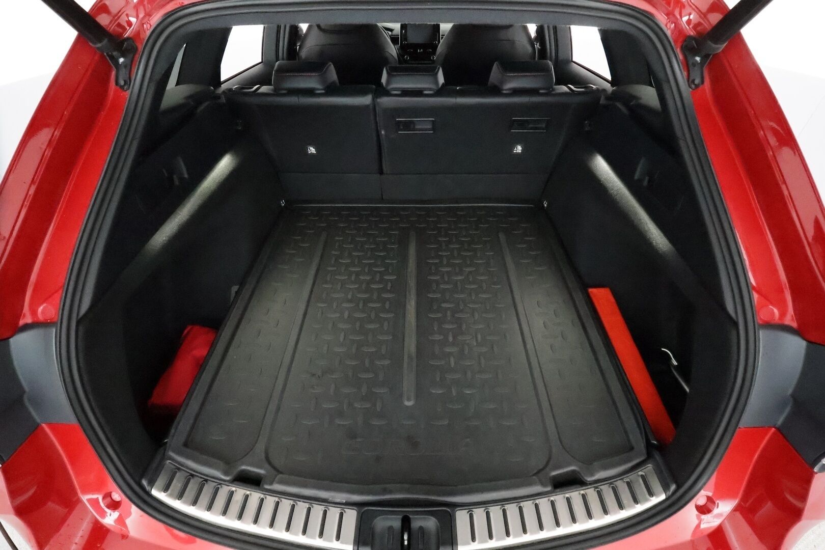 TOYOTA COROLLA 2019 Touring Sports 1,8 Hybrid Executive *HUD / ACC / P.kamera / LED / KeylessGo / Koukku / Lohkolämmitin / Sporttipenkit* - Kahdet renkaat aluvanteilla