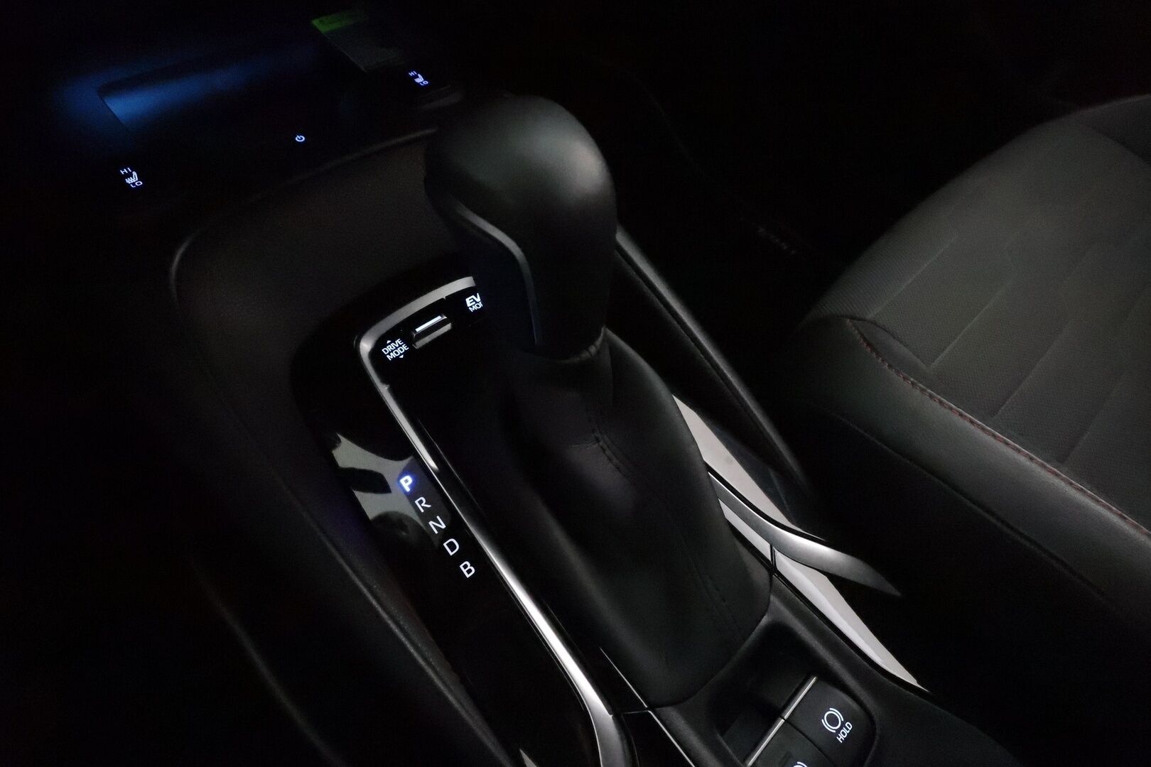 TOYOTA COROLLA 2019 Touring Sports 1,8 Hybrid Executive *HUD / ACC / P.kamera / LED / KeylessGo / Koukku / Lohkolämmitin / Sporttipenkit* - Kahdet renkaat aluvanteilla