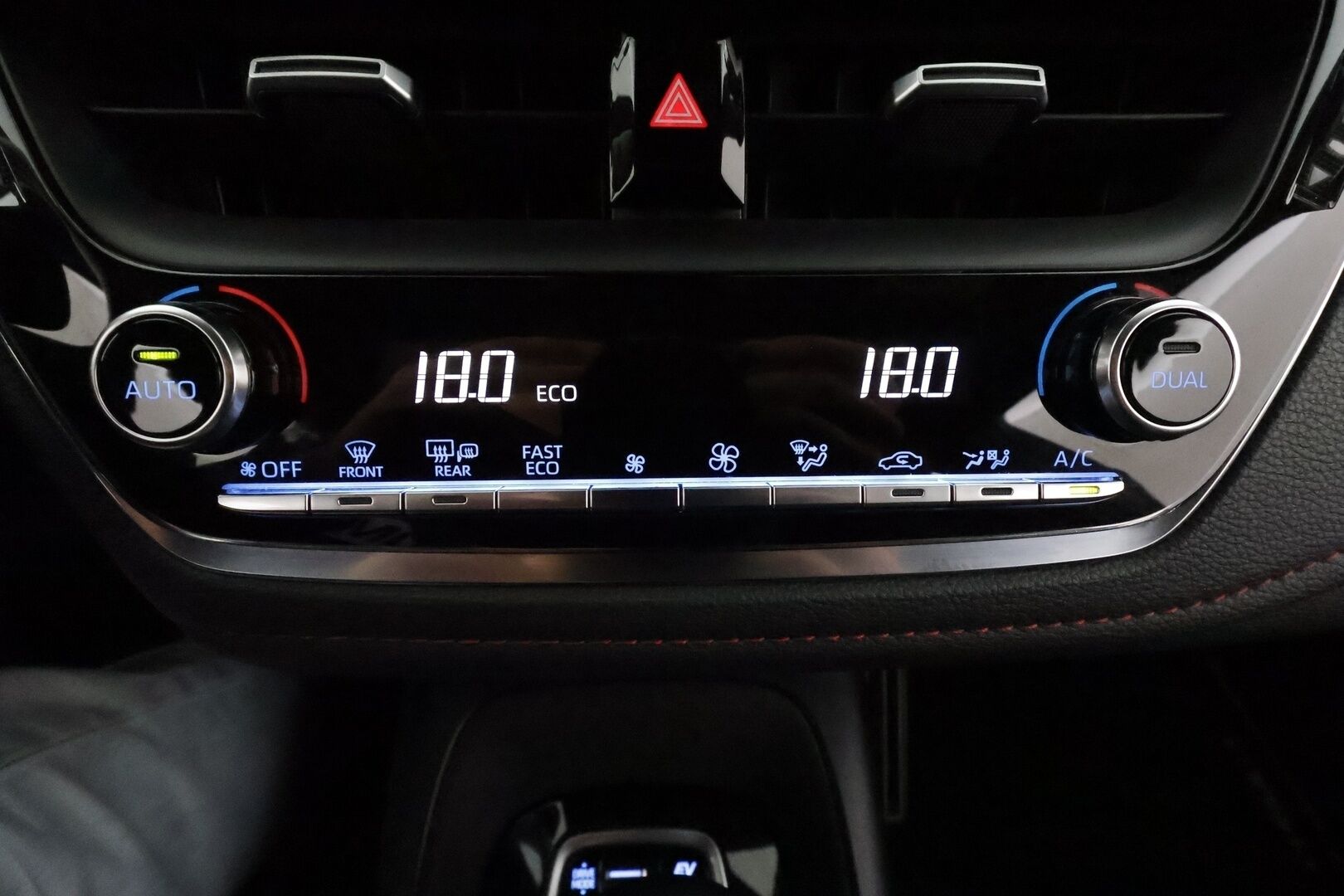 TOYOTA COROLLA 2019 Touring Sports 1,8 Hybrid Executive *HUD / ACC / P.kamera / LED / KeylessGo / Koukku / Lohkolämmitin / Sporttipenkit* - Kahdet renkaat aluvanteilla