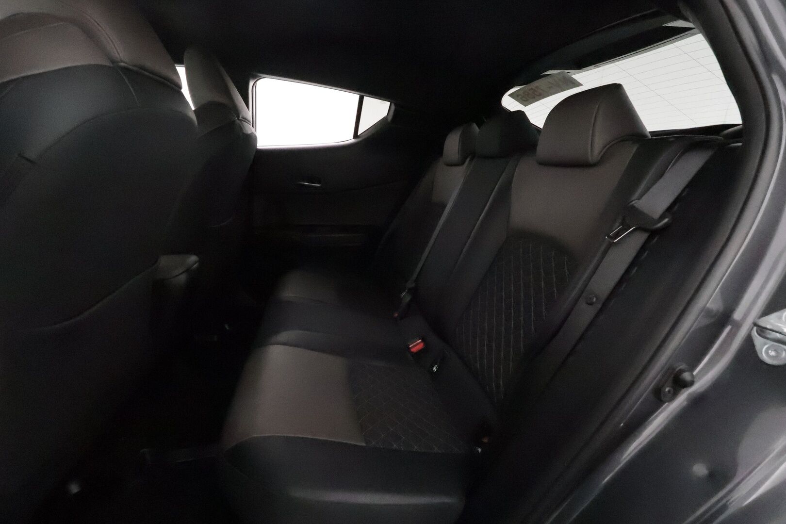 TOYOTA C-HR 2021 1,8 Hybrid Premium *ACC / P.kamera / JBL / KeylessGo / LED / Koukku / Puolinahat* - Kahdet renkaat aluvanteilla