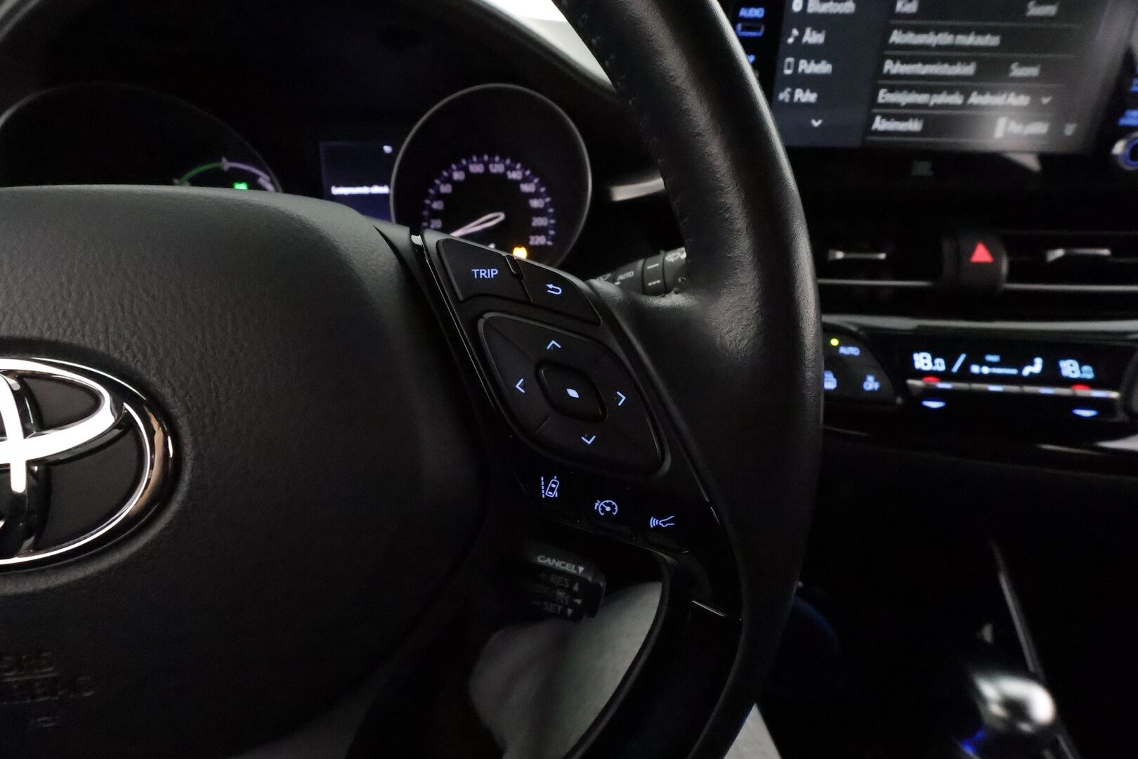TOYOTA C-HR 2021 1,8 Hybrid Premium *ACC / P.kamera / JBL / KeylessGo / LED / Koukku / Puolinahat* - Kahdet renkaat aluvanteilla