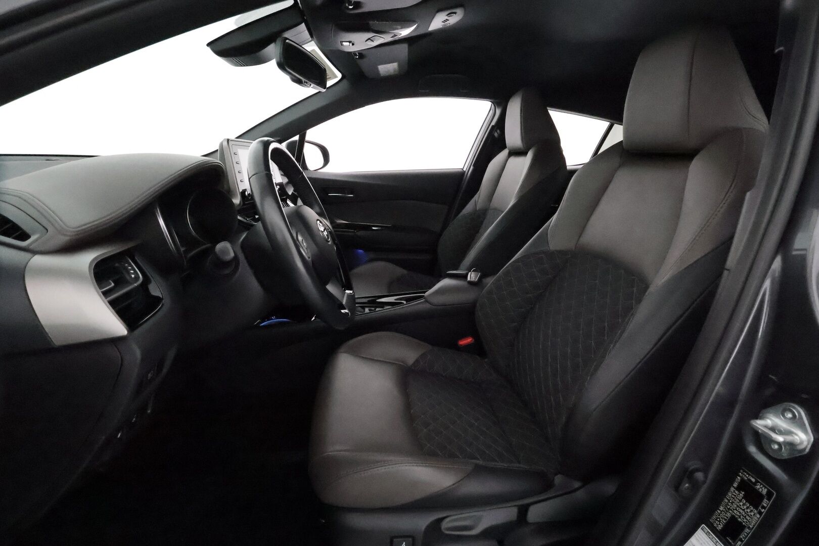 TOYOTA C-HR 2021 1,8 Hybrid Premium *ACC / P.kamera / JBL / KeylessGo / LED / Koukku / Puolinahat* - Kahdet renkaat aluvanteilla