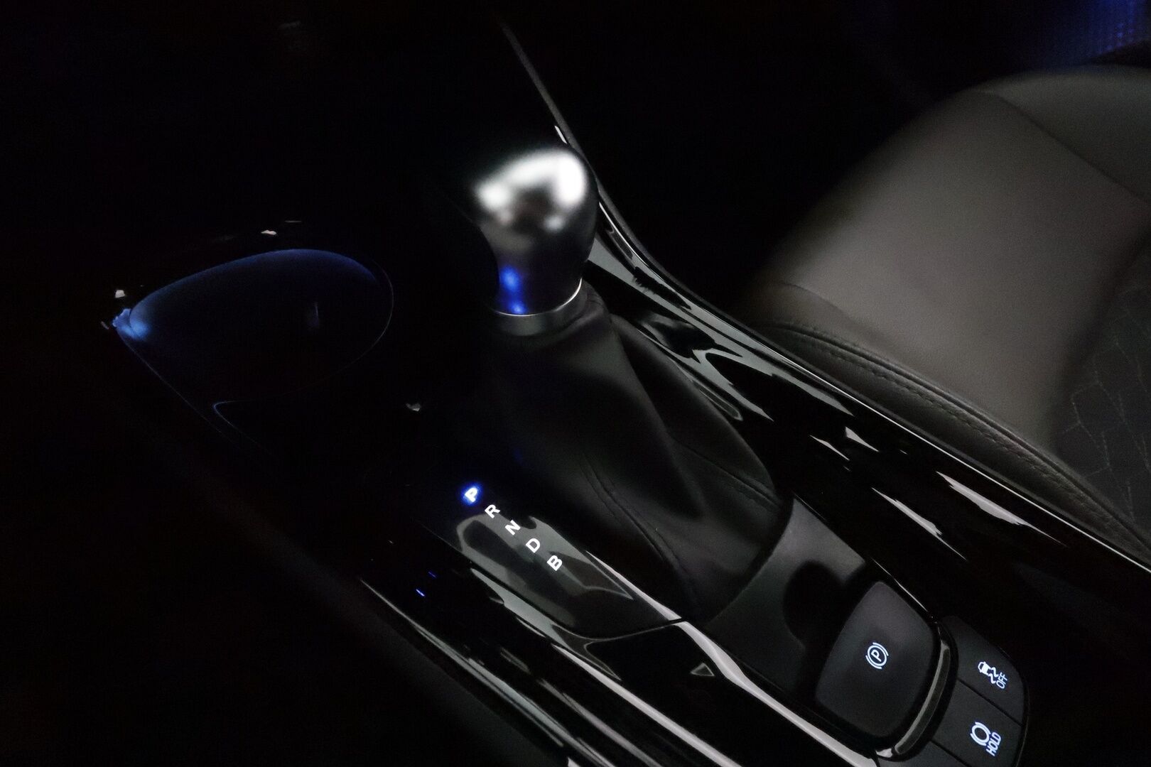 TOYOTA C-HR 2021 1,8 Hybrid Premium *ACC / P.kamera / JBL / KeylessGo / LED / Koukku / Puolinahat* - Kahdet renkaat aluvanteilla