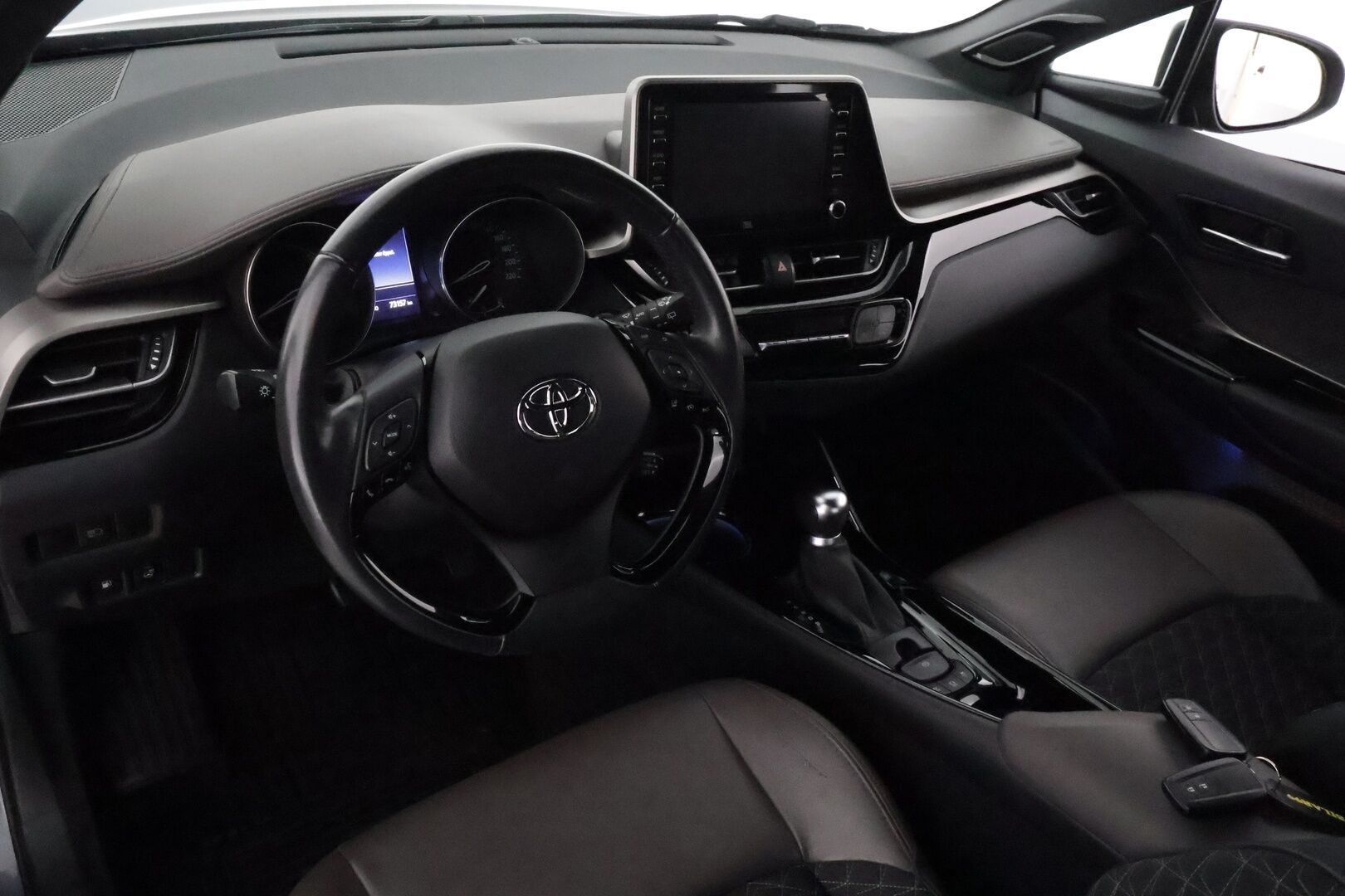TOYOTA C-HR 2021 1,8 Hybrid Premium *ACC / P.kamera / JBL / KeylessGo / LED / Koukku / Puolinahat* - Kahdet renkaat aluvanteilla