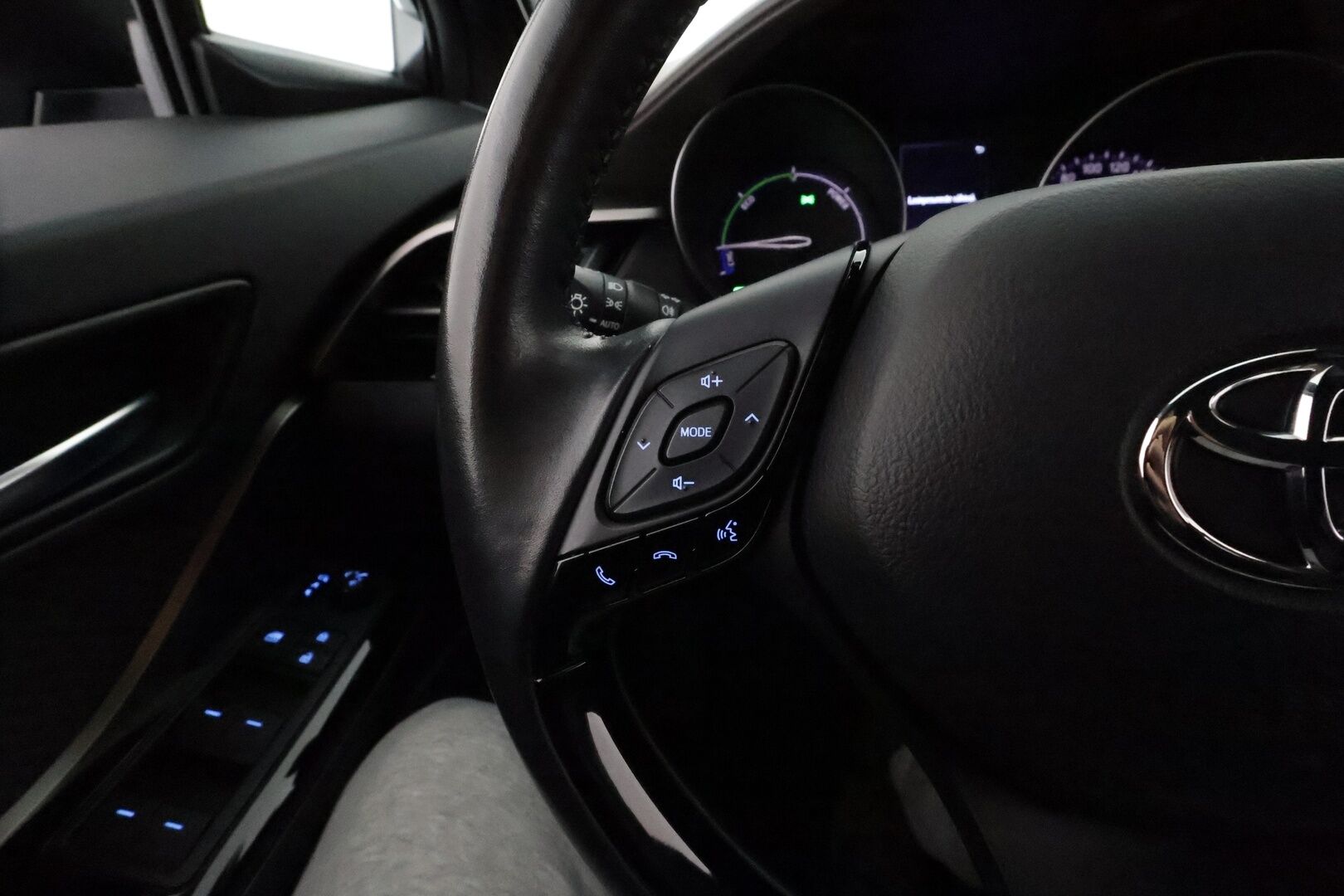 TOYOTA C-HR 2021 1,8 Hybrid Premium *ACC / P.kamera / JBL / KeylessGo / LED / Koukku / Puolinahat* - Kahdet renkaat aluvanteilla