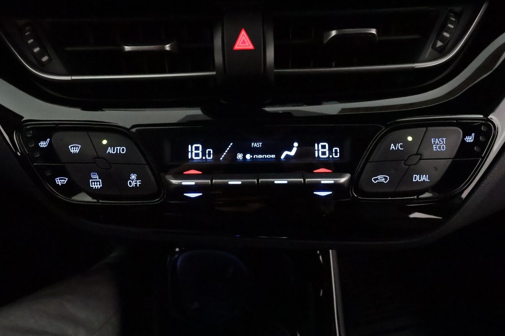 TOYOTA C-HR 2021 1,8 Hybrid Premium *ACC / P.kamera / JBL / KeylessGo / LED / Koukku / Puolinahat* - Kahdet renkaat aluvanteilla