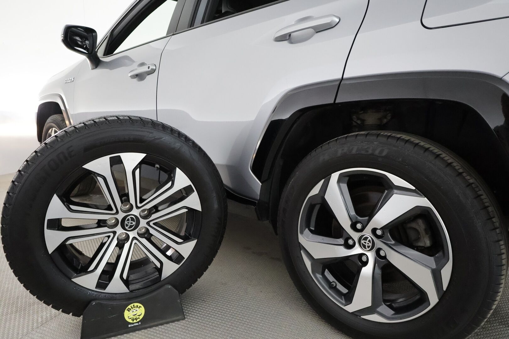 TOYOTA RAV4 PLUG-IN 2021 Hybrid 2,5 AWD-i Style *ACC / Koukku / P.kamera / KeylessGo / LED / Sähköpenkki* - ALV-vähennyskelpoinen / Kahdet renkaat aluvanteilla *