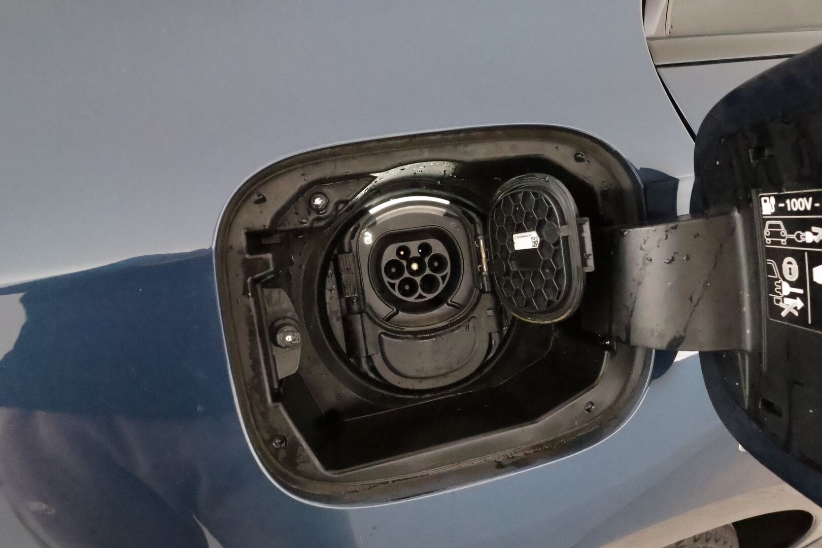 MERCEDES-BENZ A 2021 250e AMG sedan *Distronic+ / Burmester / Panorama / Multibeam / 360° / Muistipenkit / Widescreen / Sporttipenkit* - Akku kuntotarkastettu SoH 97,8%