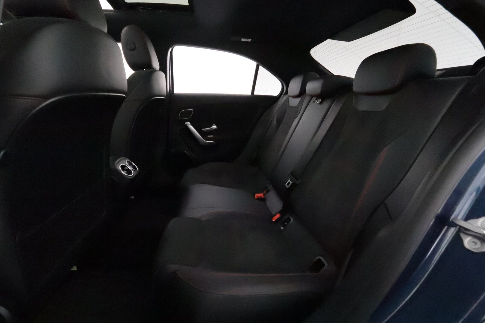 MERCEDES-BENZ A 2021 250e AMG sedan *Distronic+ / Burmester / Panorama / Multibeam / 360° / Muistipenkit / Widescreen / Sporttipenkit* - Akku kuntotarkastettu SoH 97,8%