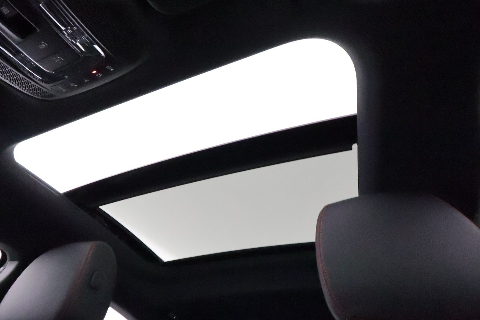 MERCEDES-BENZ A 2021 250e AMG sedan *Distronic+ / Burmester / Panorama / Multibeam / 360° / Muistipenkit / Widescreen / Sporttipenkit* - Akku kuntotarkastettu SoH 97,8%