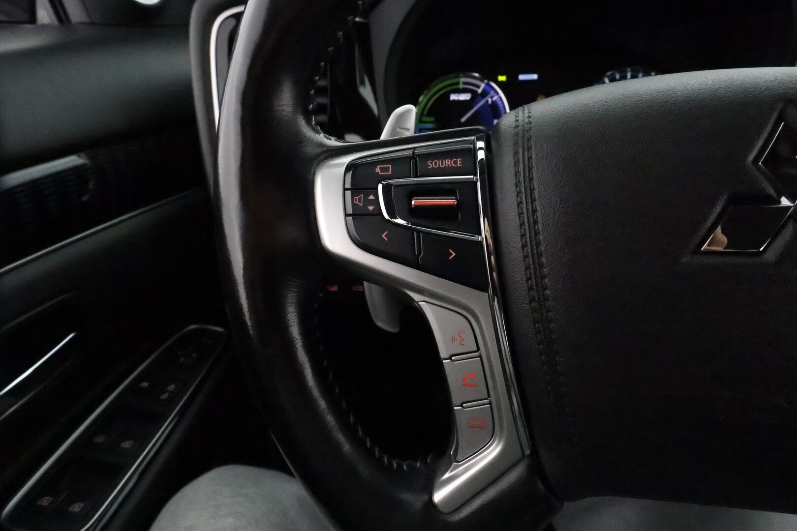 MITSUBISHI OUTLANDER PHEV 2020 Business X 4WD 5P *ACC / P.kamera / Timanttinahat / Koukku / LED / KeylessGo / Power Sound System! - Kahdet renkaat aluvanteilla / Merkkihuollettu